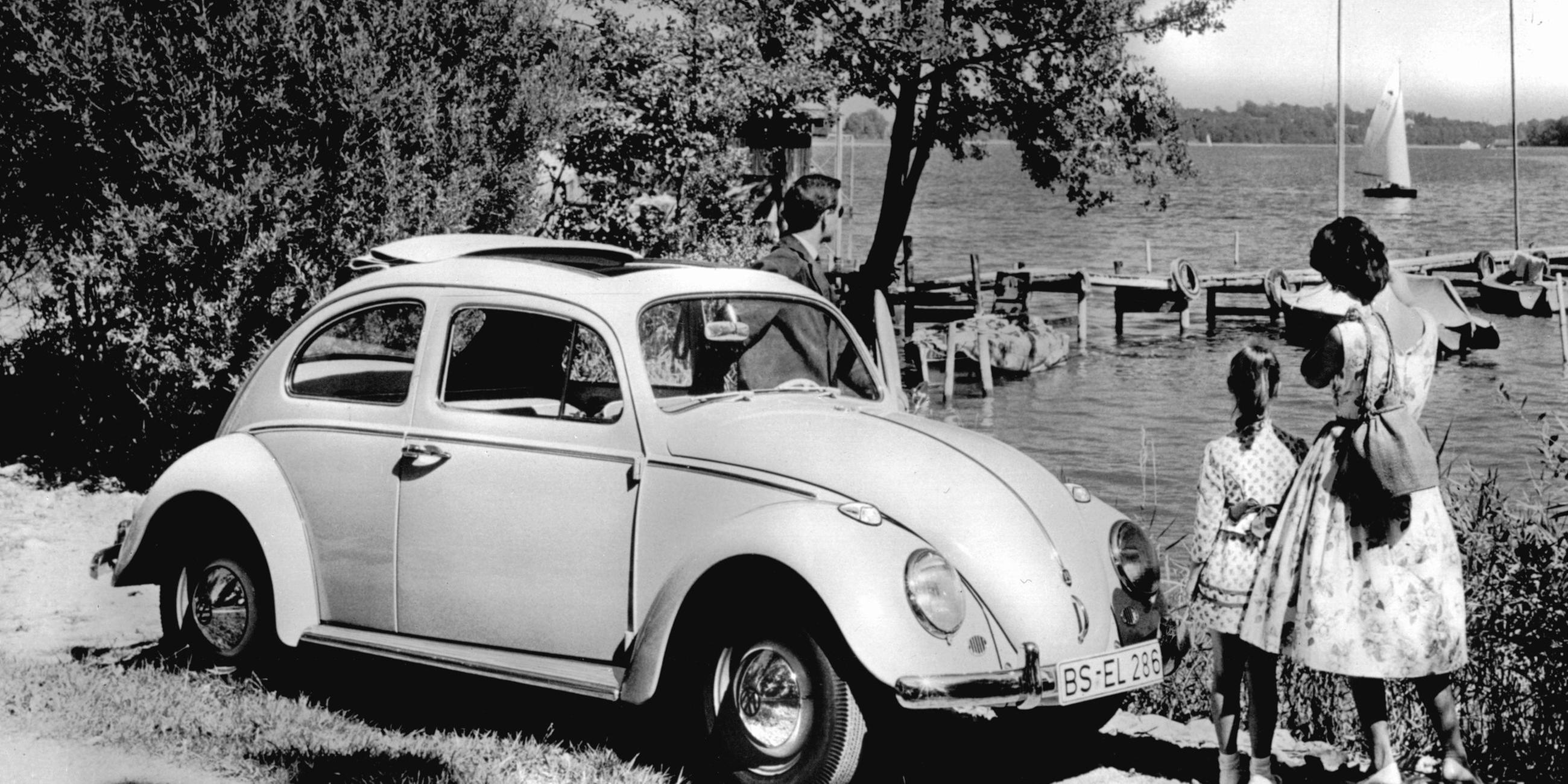 Archiv: Eine Familie macht Mitte der 60er Jahre mit ihrem Volkswagen 1200 Berlina einen Ausflug an einen See