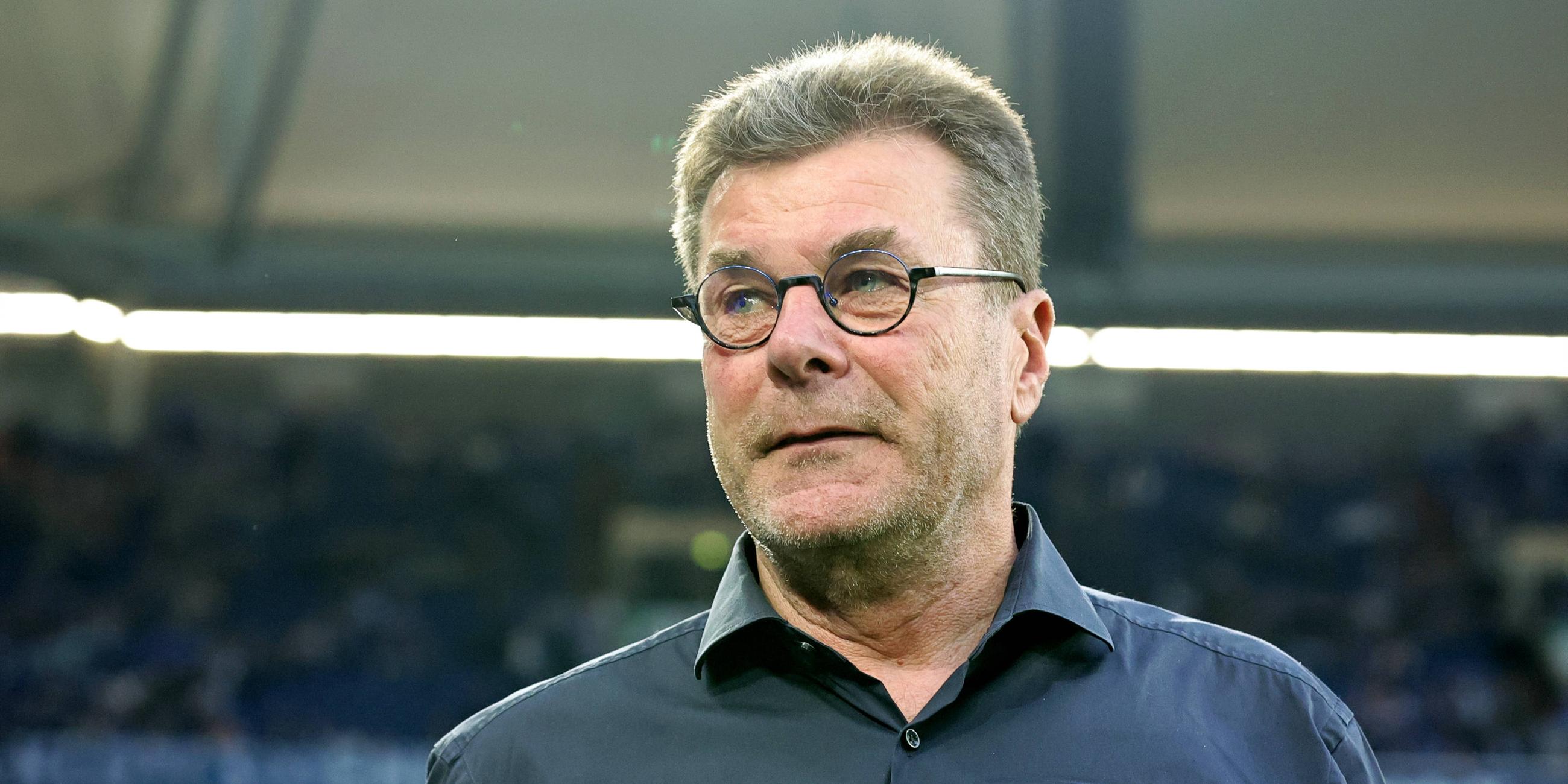 Dieter Hecking am 13.04.2024 bei dem Zweitligisten-Spiel FC Schalke 04 gegen den 1. FC Nürnberg.