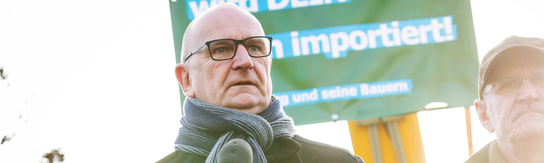 Dietmar Woidke, Ministerpraesident des Landes Brandenburg, spricht zu den Teilnehmern der Protestaktion, neben ihm auf der Buehne Henrik Wendorff, Praesident des brandenburger Landesbauernverbandes. Am 11.1.2024