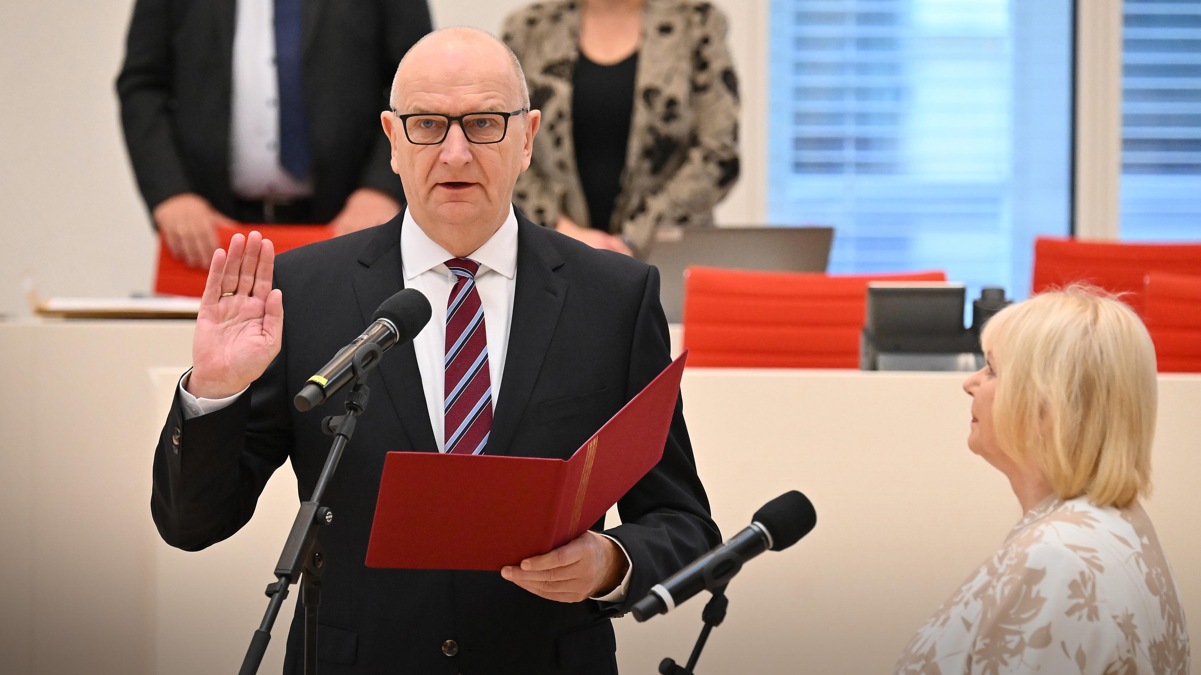 Dietmar Woidke (M), Ministerpräsident von Brandenburg, bei seiner vereidigung zum Ministerpräsidenten, aufgenommen am 11.12.2024 in Potsdam