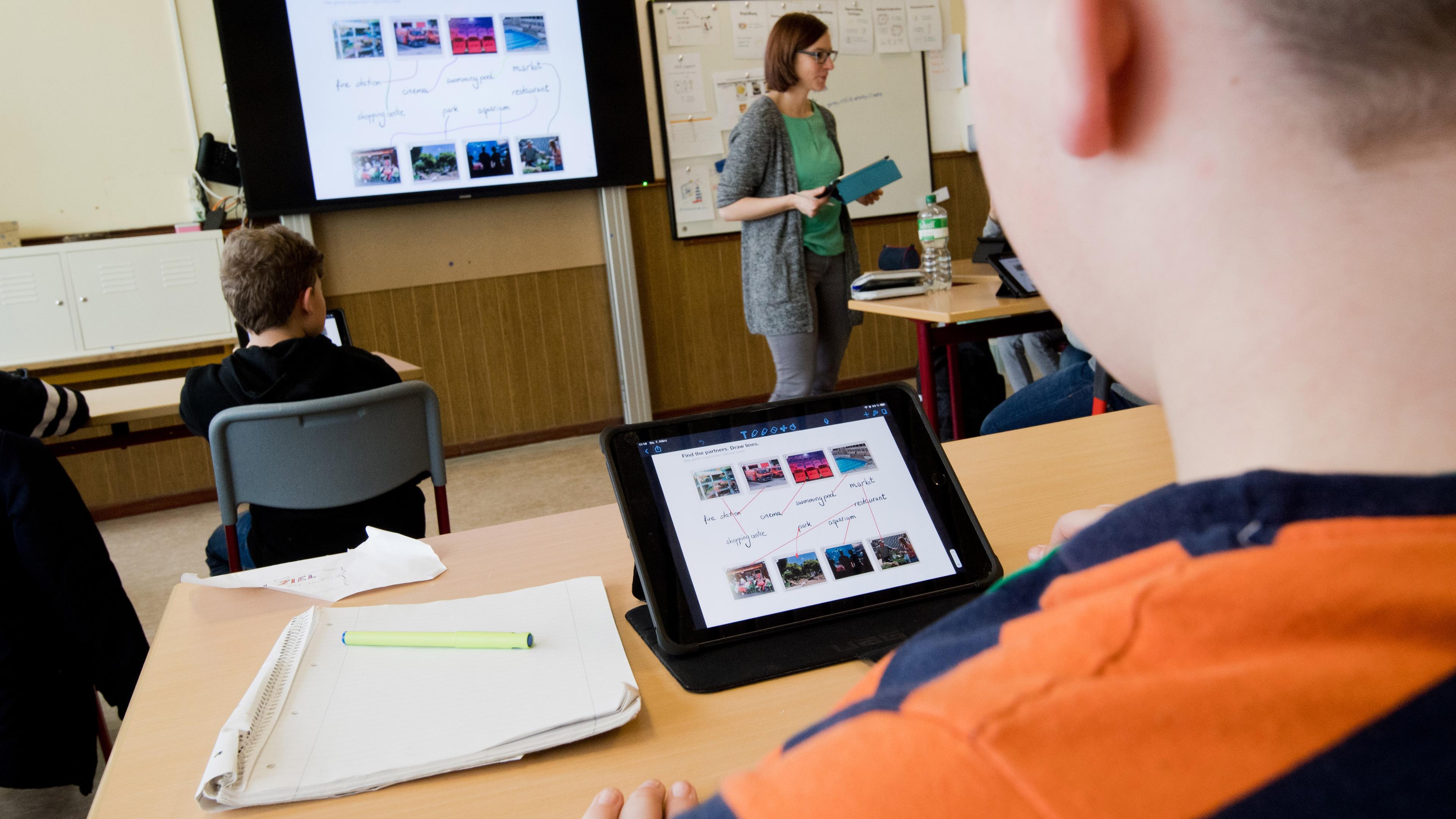 Niedersachsen, Gehrden: Schüler einer 5. Klasse lernen mit iPads im Englischunterricht