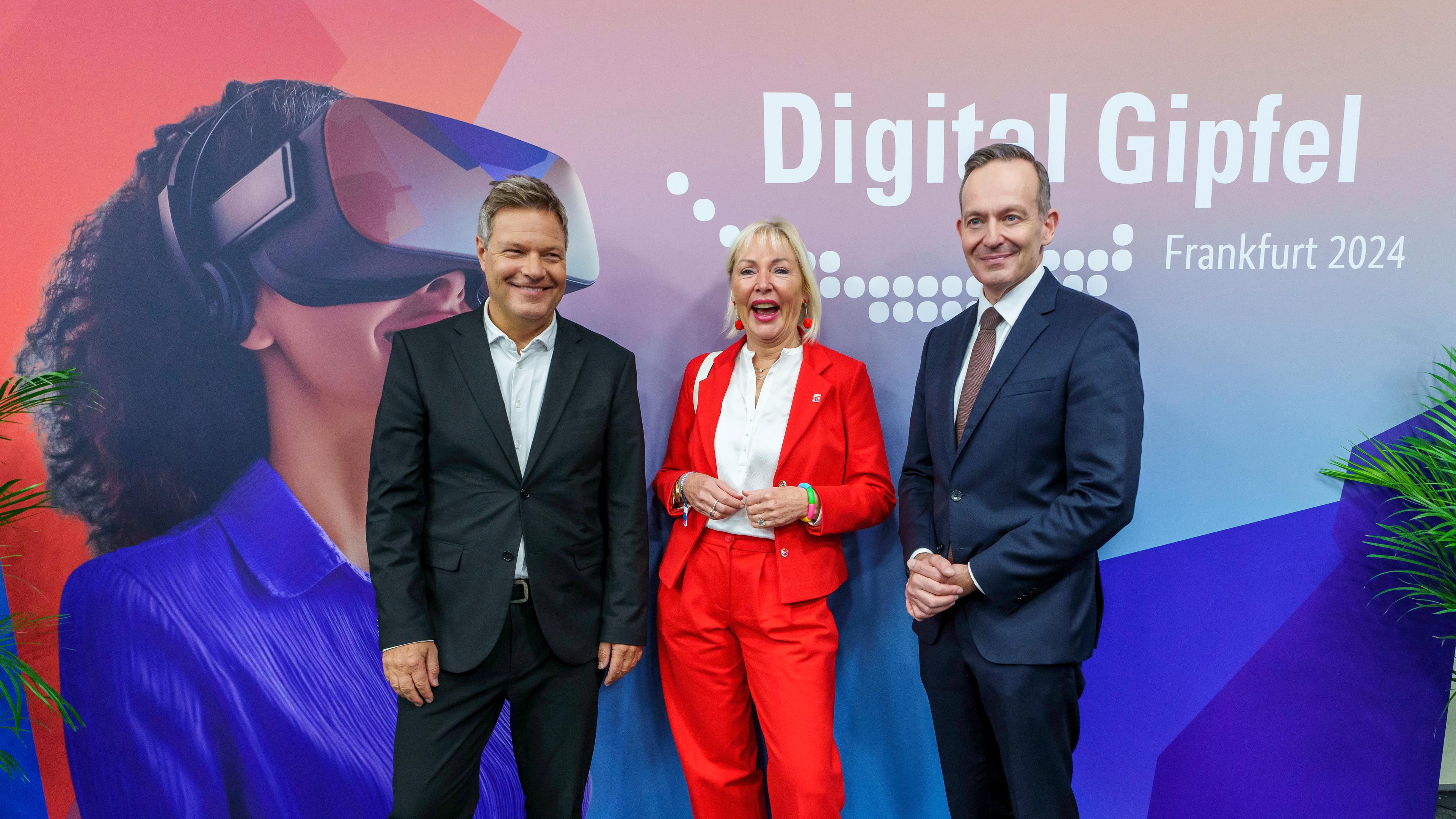 Robert Habeck (l-r, Bündnis90 / Die Grünen), Bundesminister für Wirtschaft und Klimaschutz, Kristina Sinemus (CDU), Ministerin für Digitalisierung und Innovation in Hessen, und Volker Wissing (FDP), Bundesminister für Digitales und Verkehr, stehen auf dem Digital-Gipfel 2024 zusammen.