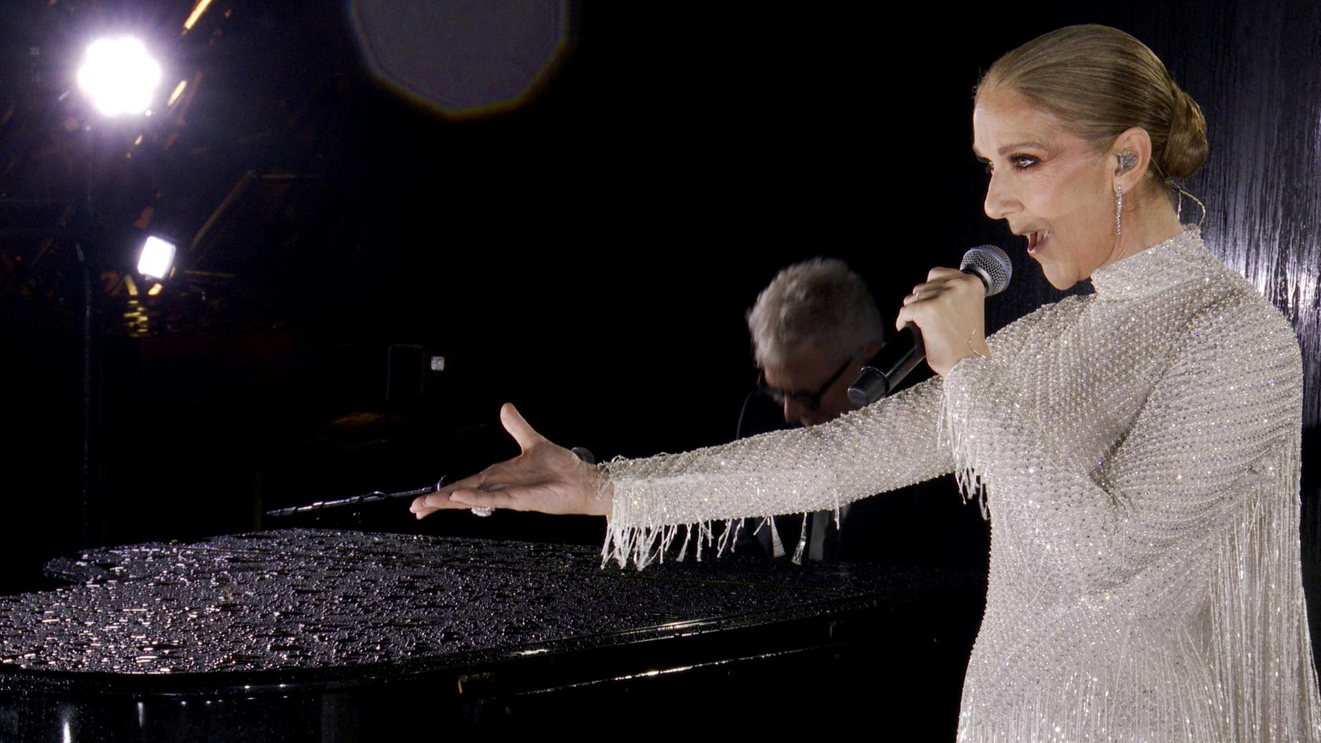 Celine Dion singt auf dem Eiffelturm bei der Eröffnungsfeier der Olympischen Spiele 2024.