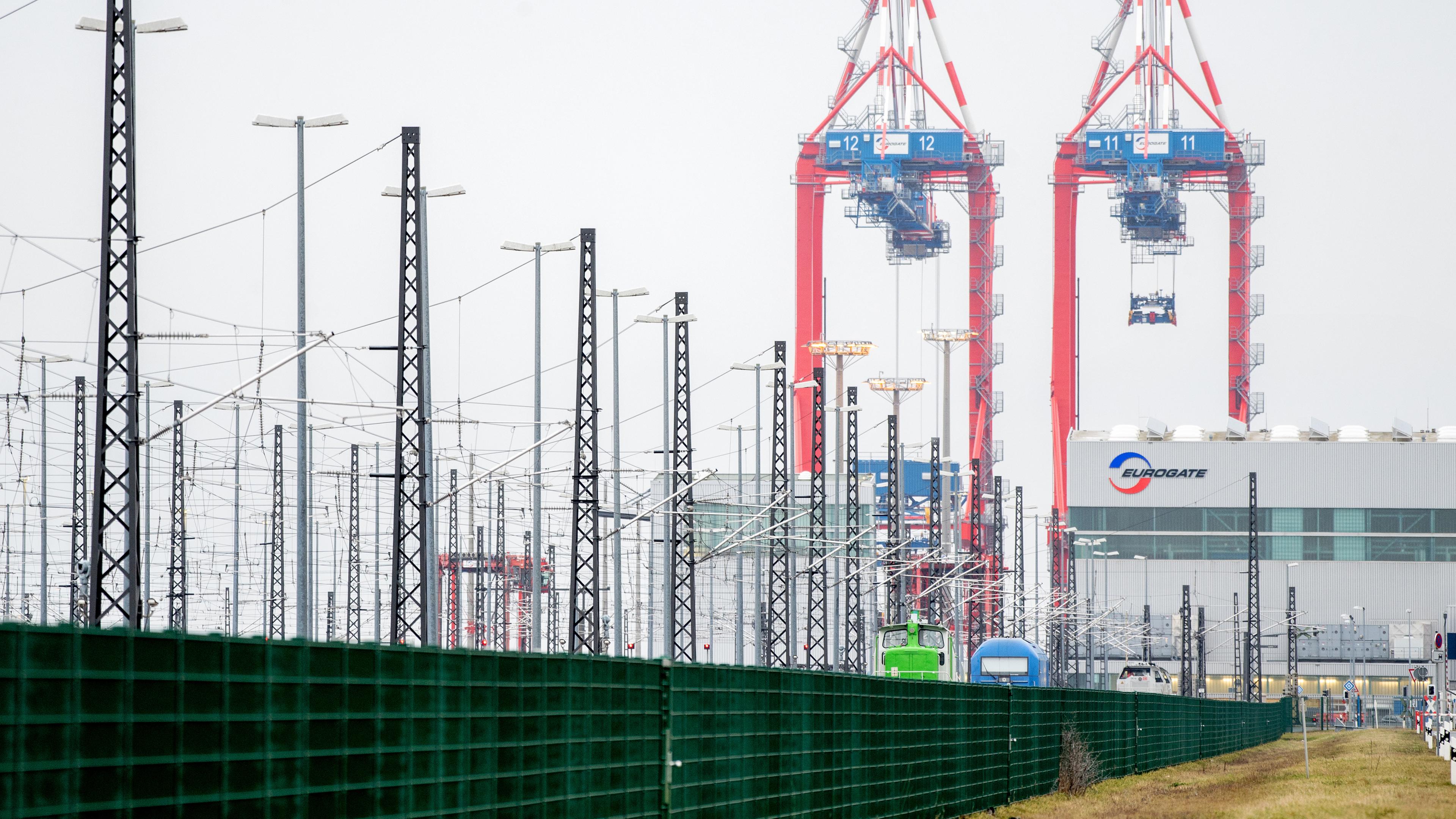 Niedersachsen, Wilhelmshaven: Mehrere Containerbrücken stehen auf dem Terminal von Eurogate am JadeWeserPort.