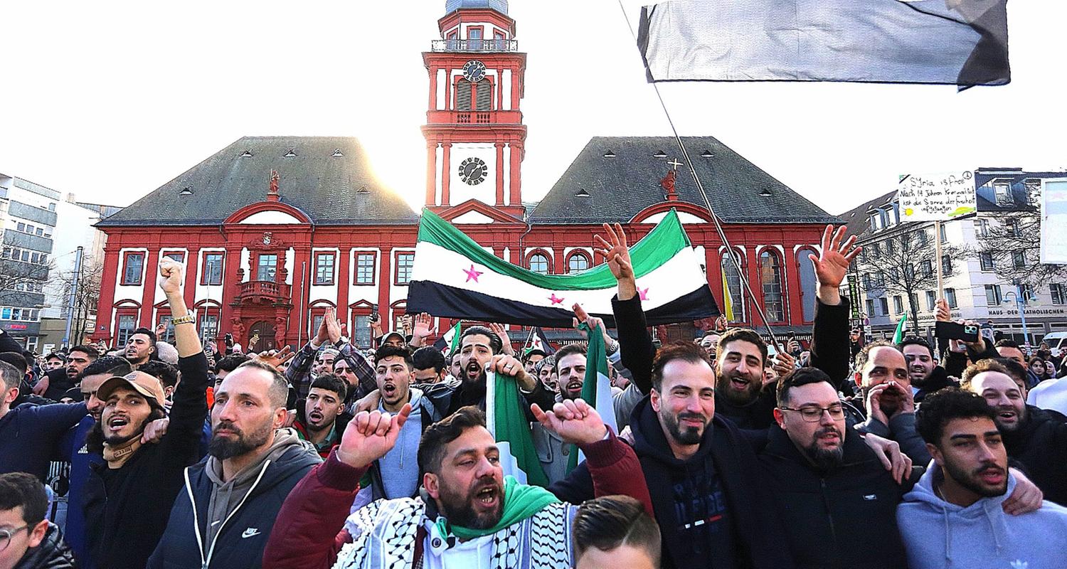 08.12.2024, Mannheim: Syrer feiern in Mannheim auf dem Marktplatz, nach dem Sturz des bisherigen syrischen Machthabers al-Assad.