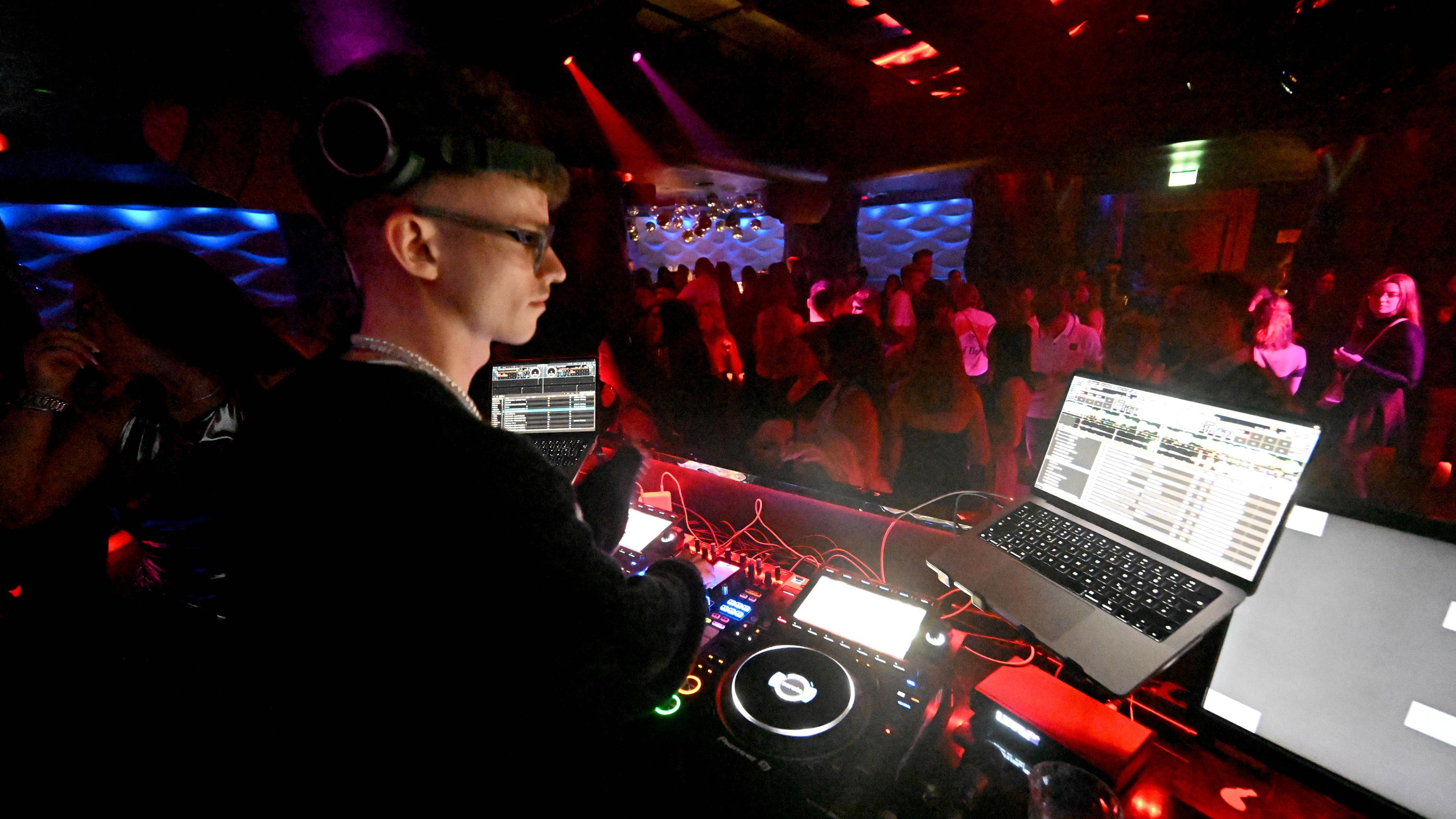 DJ Preecie legt im "Insta-Club" Bossy in München auf.