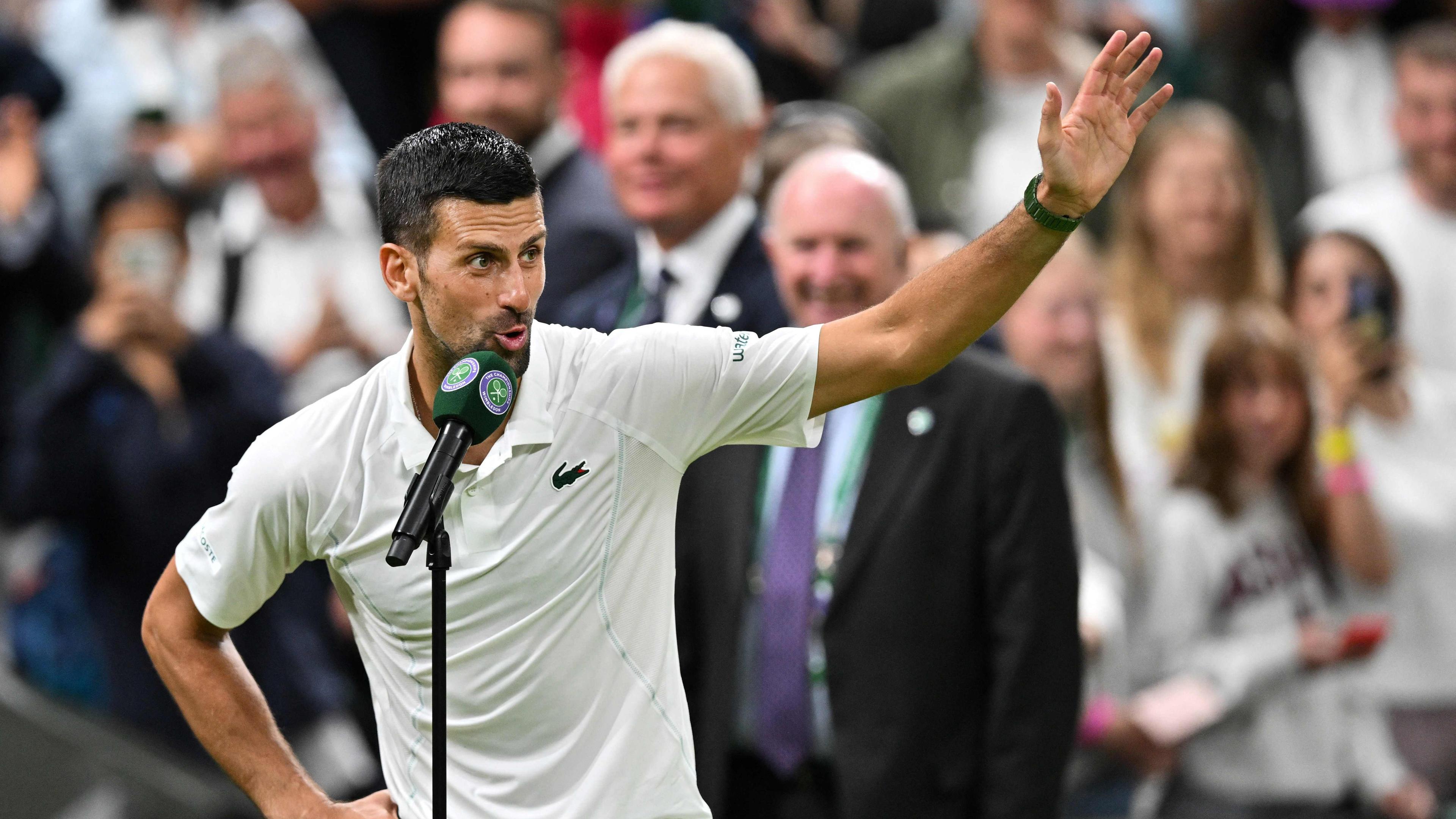 Novak Djokovic spricht nach seinem Sieg im Wimbledon-Achtelfinale gegen Holger Rune ins Mikrofon.
