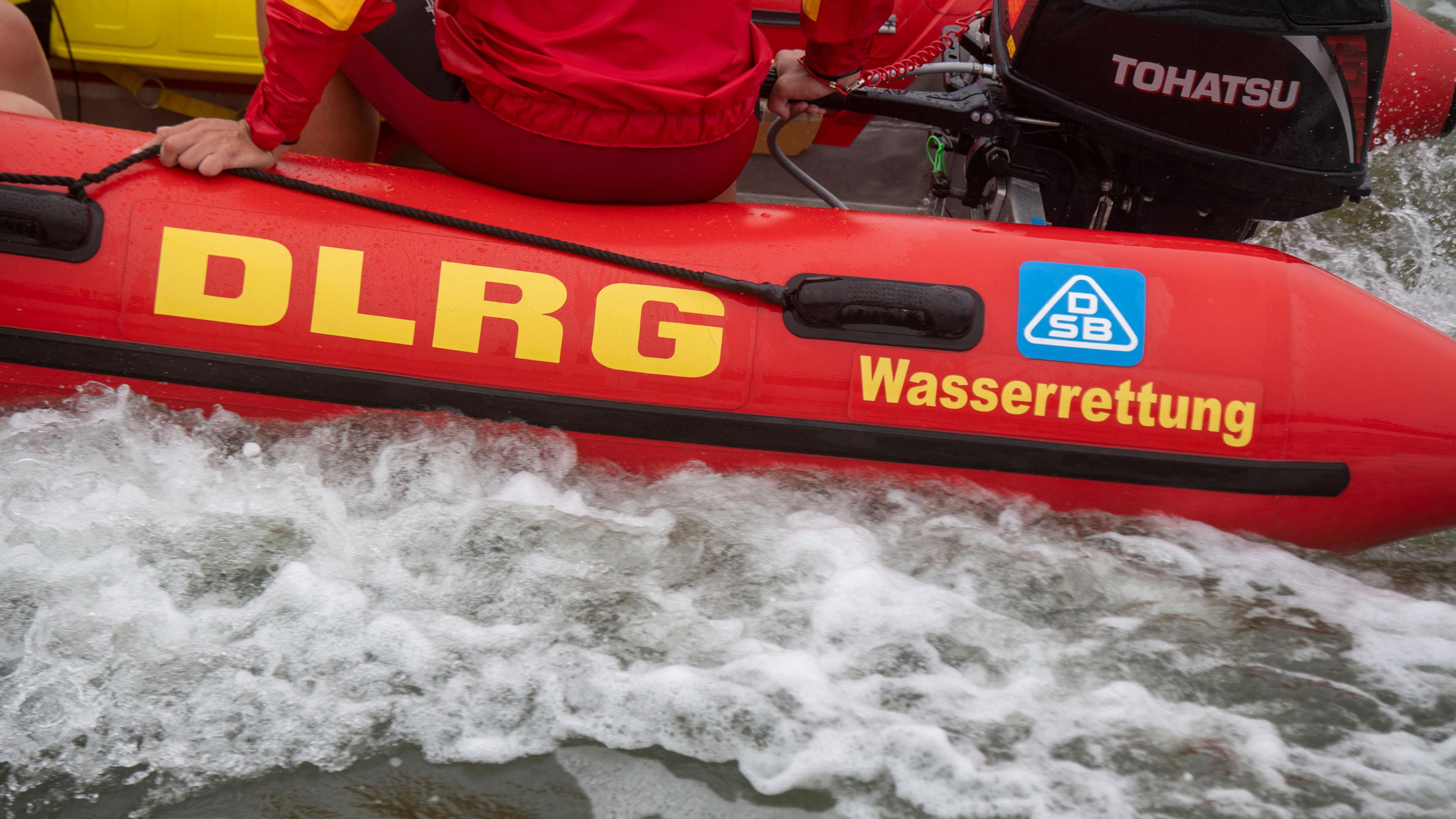 Symbolbild: Rettungsschwimmer des DLRG holen zur Demonstration eine in Not geratene Schwimmerin aus dem Wasser.