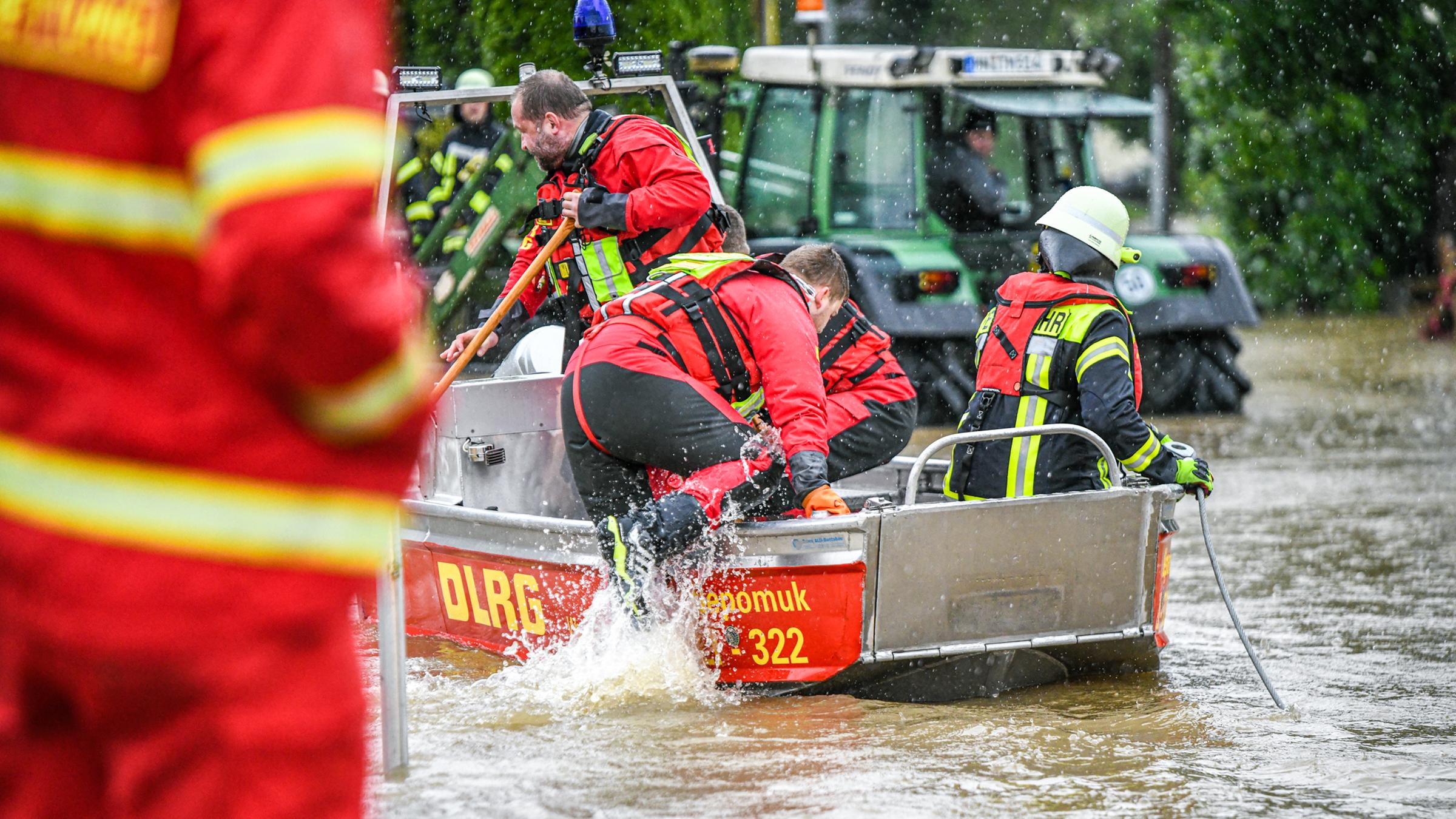 Boot der DLRG im Überschwemmungsgebiet in Bayern