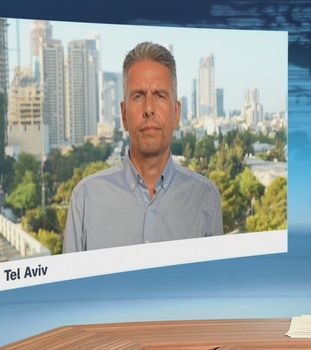 ZDF-Korrespondent Michael Bewerunge, zugeschaltet aus Tel Aviv, im Gespräch mit Moderator Christopher Wehrmann im Studio.