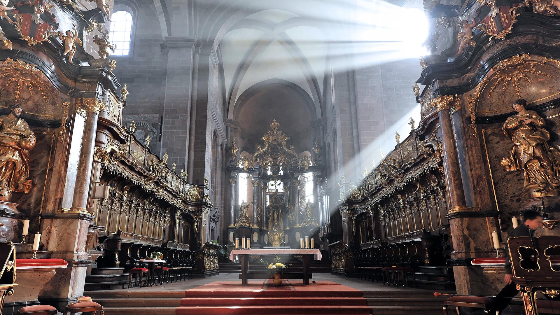 Archiv: Hochaltar im Wormser Dom St. Peter, aufgenommen am 16.10.2011