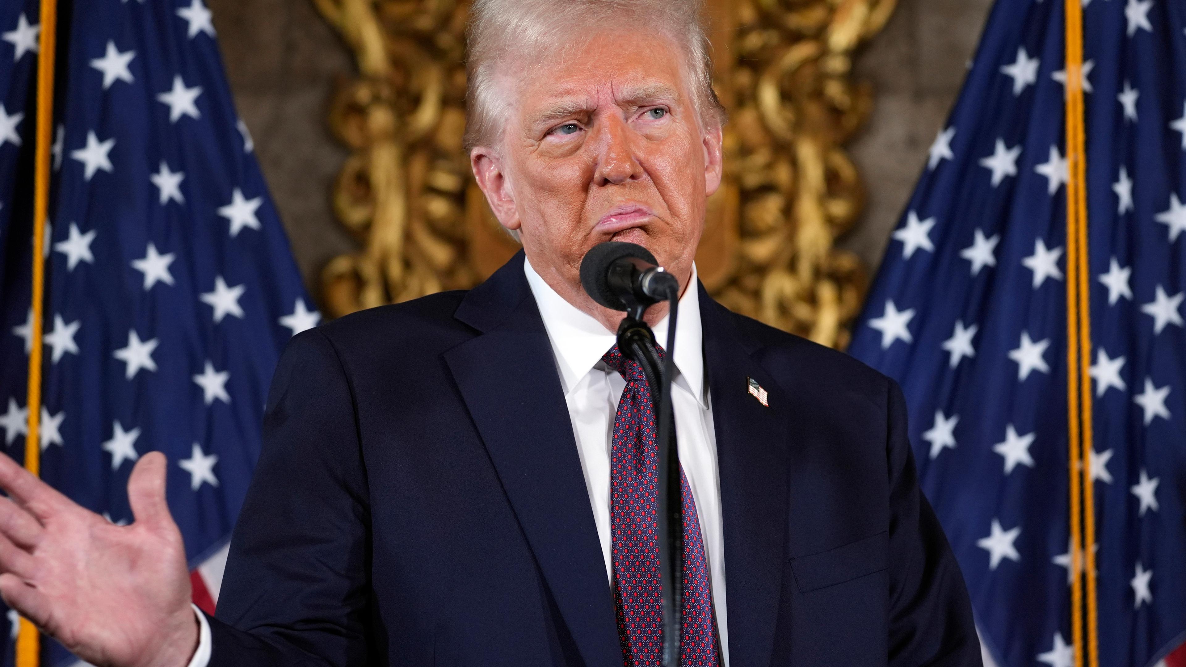 USA, Palm Beach: Der designierte US-Präsident Donald Trump spricht während einer Pressekonferenz in Mar-a-Lago. 