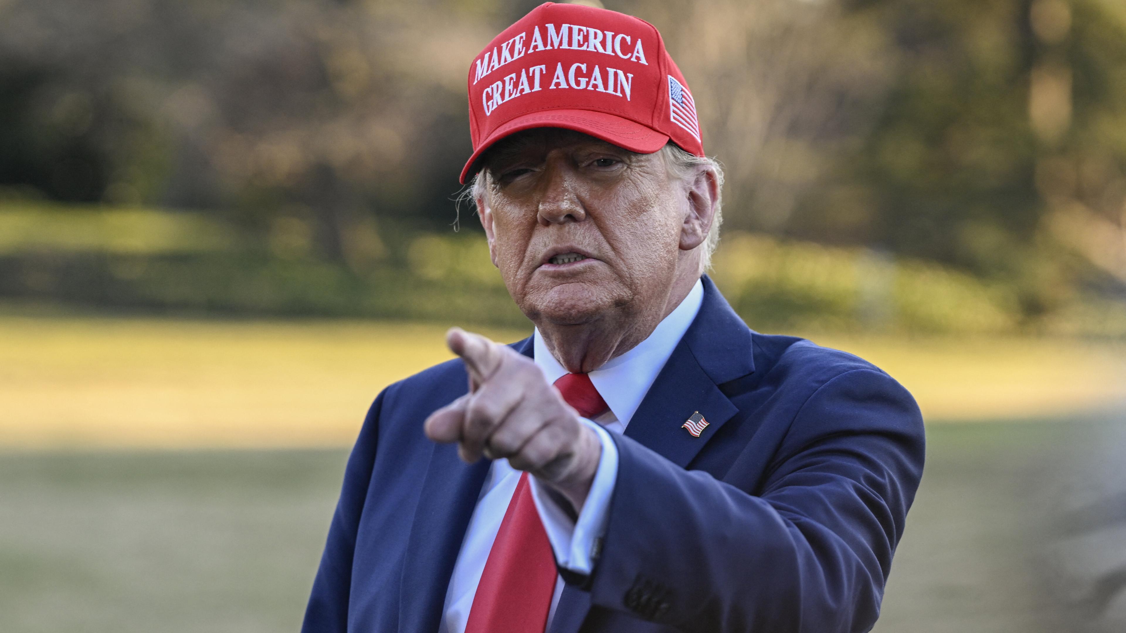 Donald Trump spricht zur Presse, bevor er das Weiße haus verlässt.