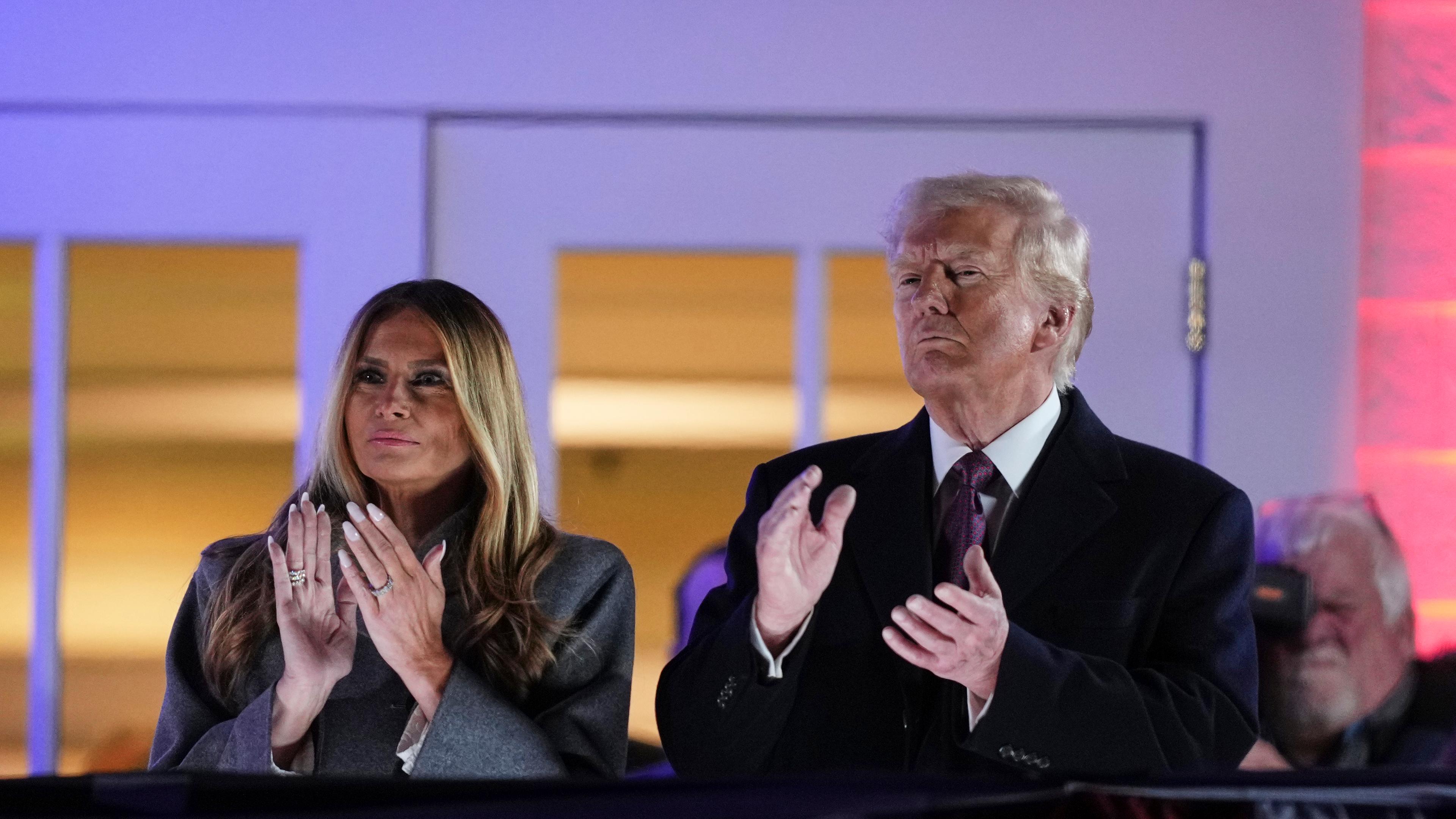 Der designierte US-Präsident Donald Trump, rechts, und Melania Trump sehen sich vor der 60. Amtseinführung eines US-Präsidenten ein Feuerwerk im Trump National Golf Club in Sterling, Virginia, an.