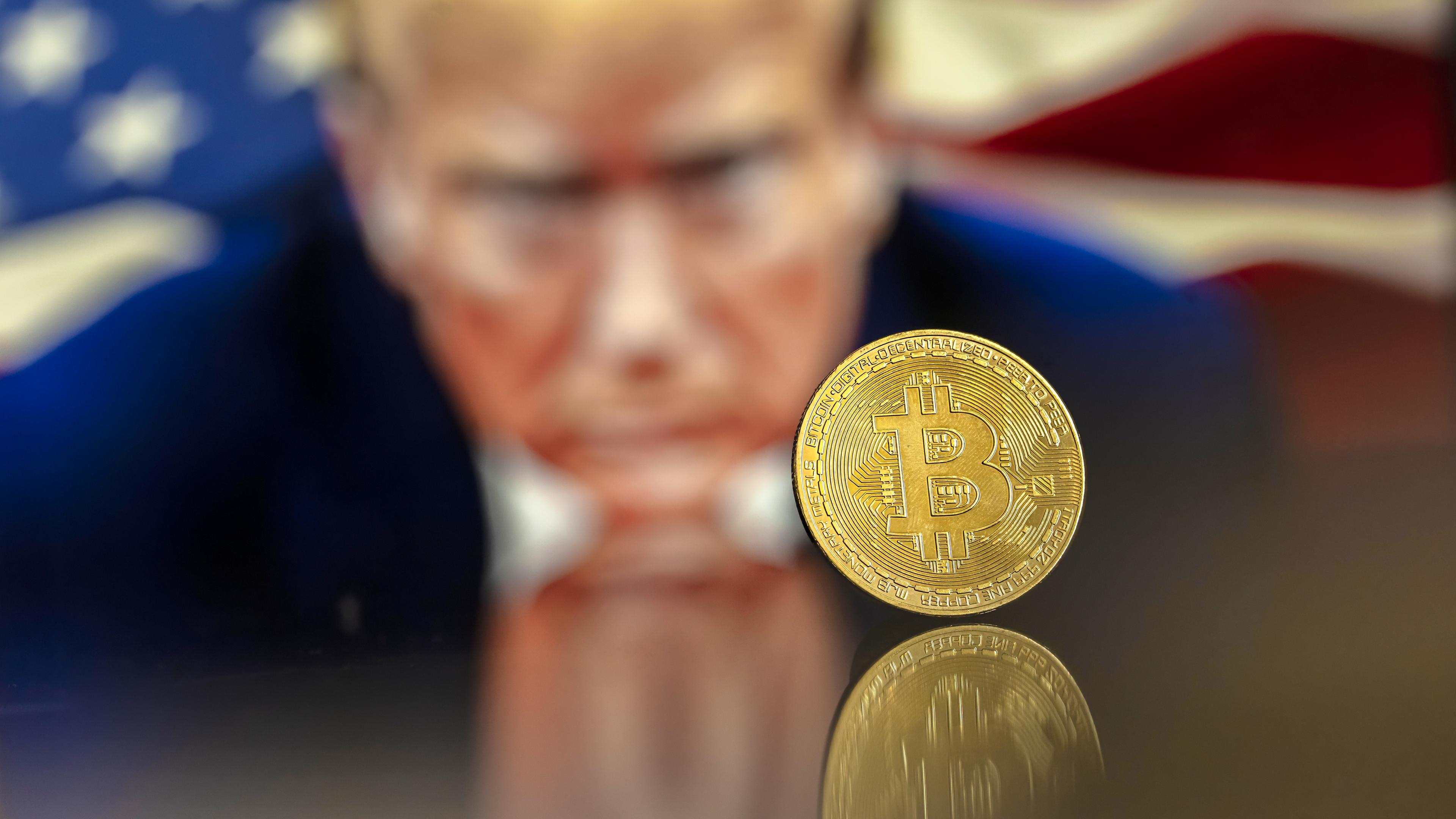 Bitcoin-Münze vor Donald Trump-Foto