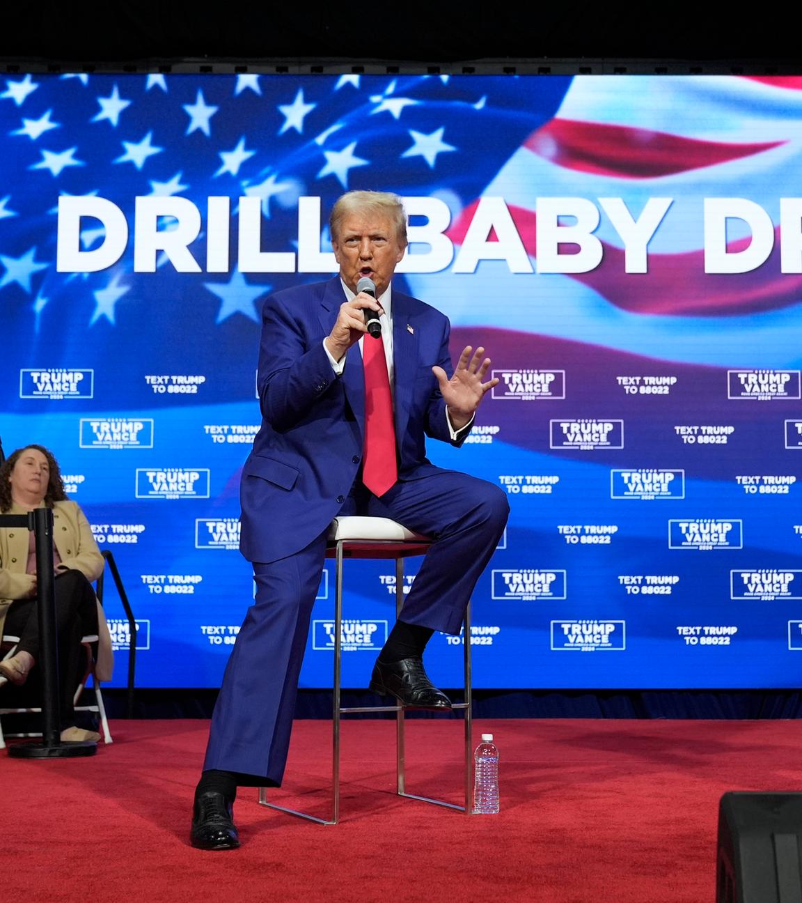 Der republikanische Präsidentschaftskandidat, der ehemalige Präsident Donald Trump, spricht in einem Wahlkampf-Rathaus im Greater Philadelphia Expo Center & Fairgrounds