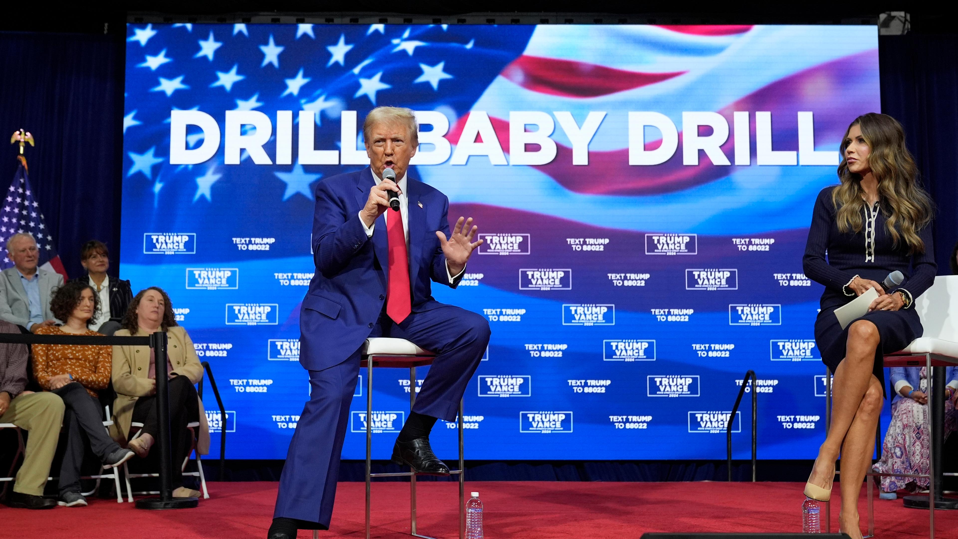 Der republikanische Präsidentschaftskandidat, der ehemalige Präsident Donald Trump, spricht in einem Wahlkampf-Rathaus im Greater Philadelphia Expo Center & Fairgrounds