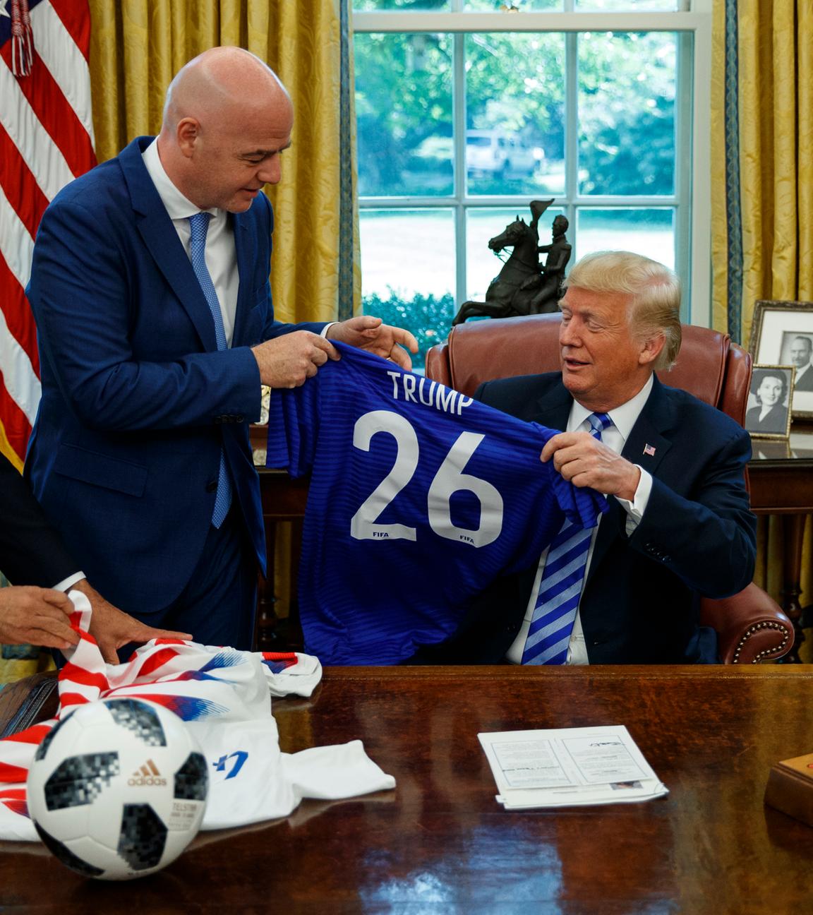 Trump und Infantino halten ein Trikot mit Trumps Namen in der Hand.