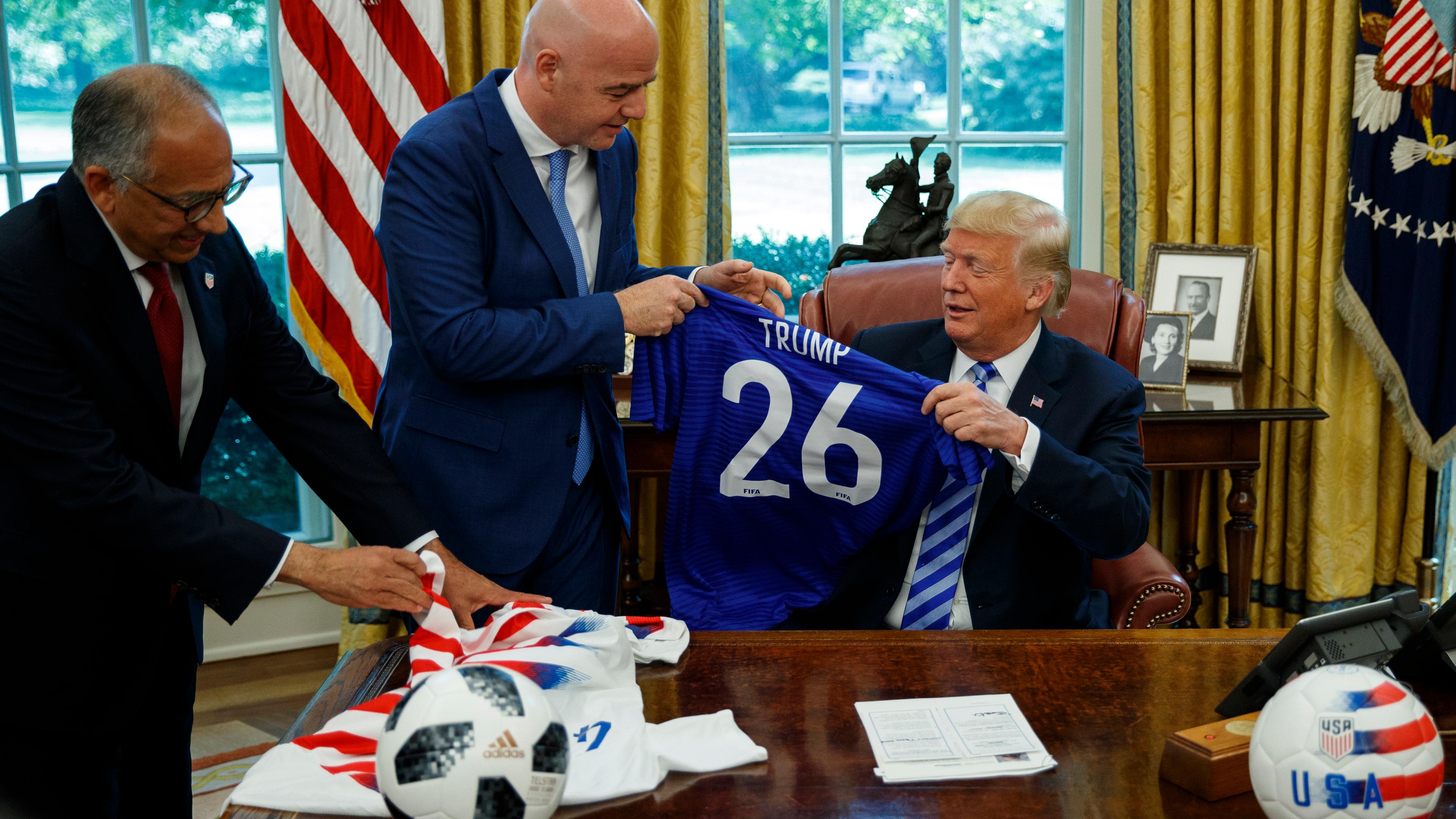 Trump und Infantino halten ein Trikot mit Trumps Namen in der Hand.