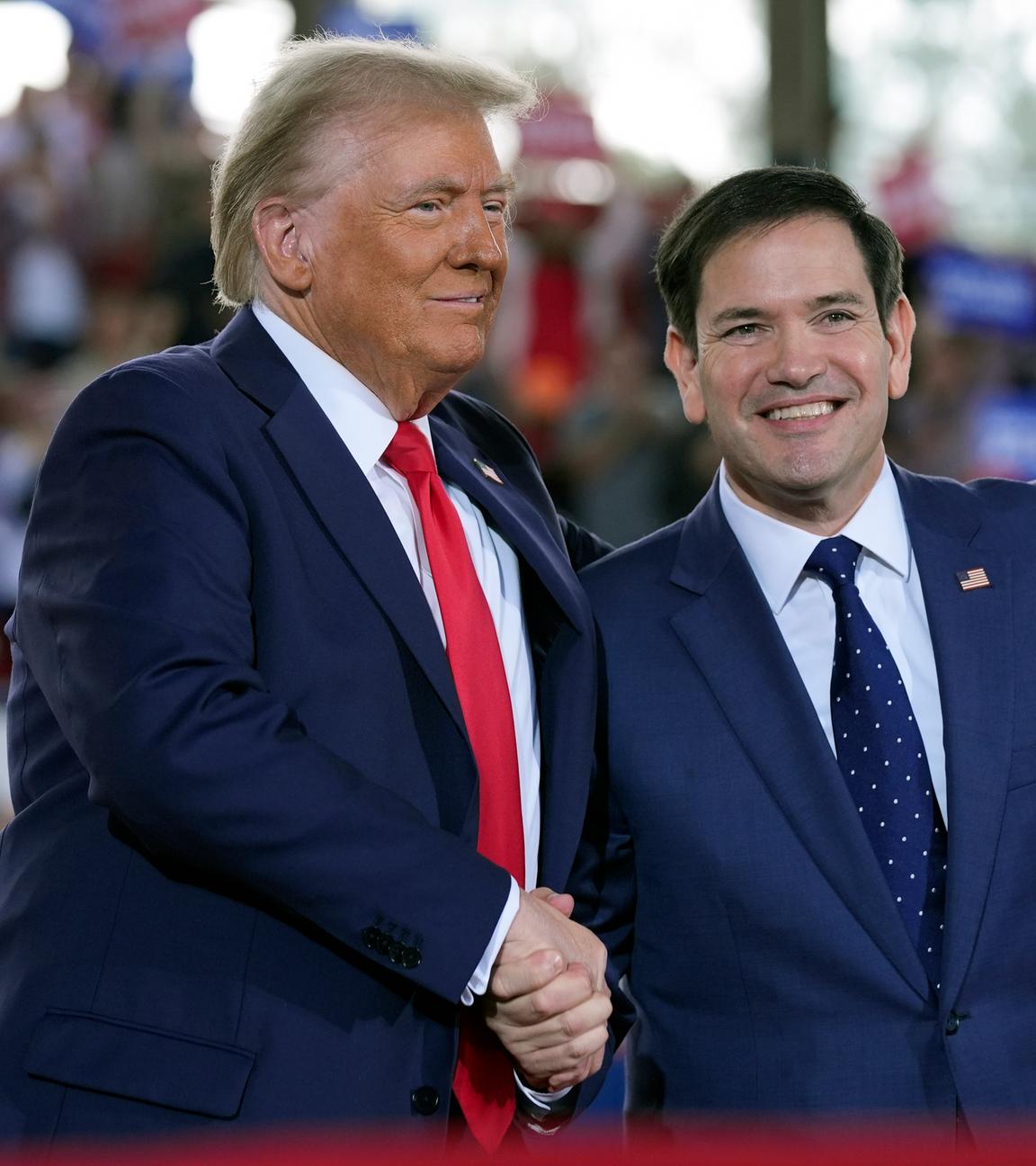 Donald Trump, begrüßt Senator Marco Rubio, während einer Wahlkampfveranstaltung in der J.S. Dorton Arena am 04.11.2024 in Raleigh, N.C.