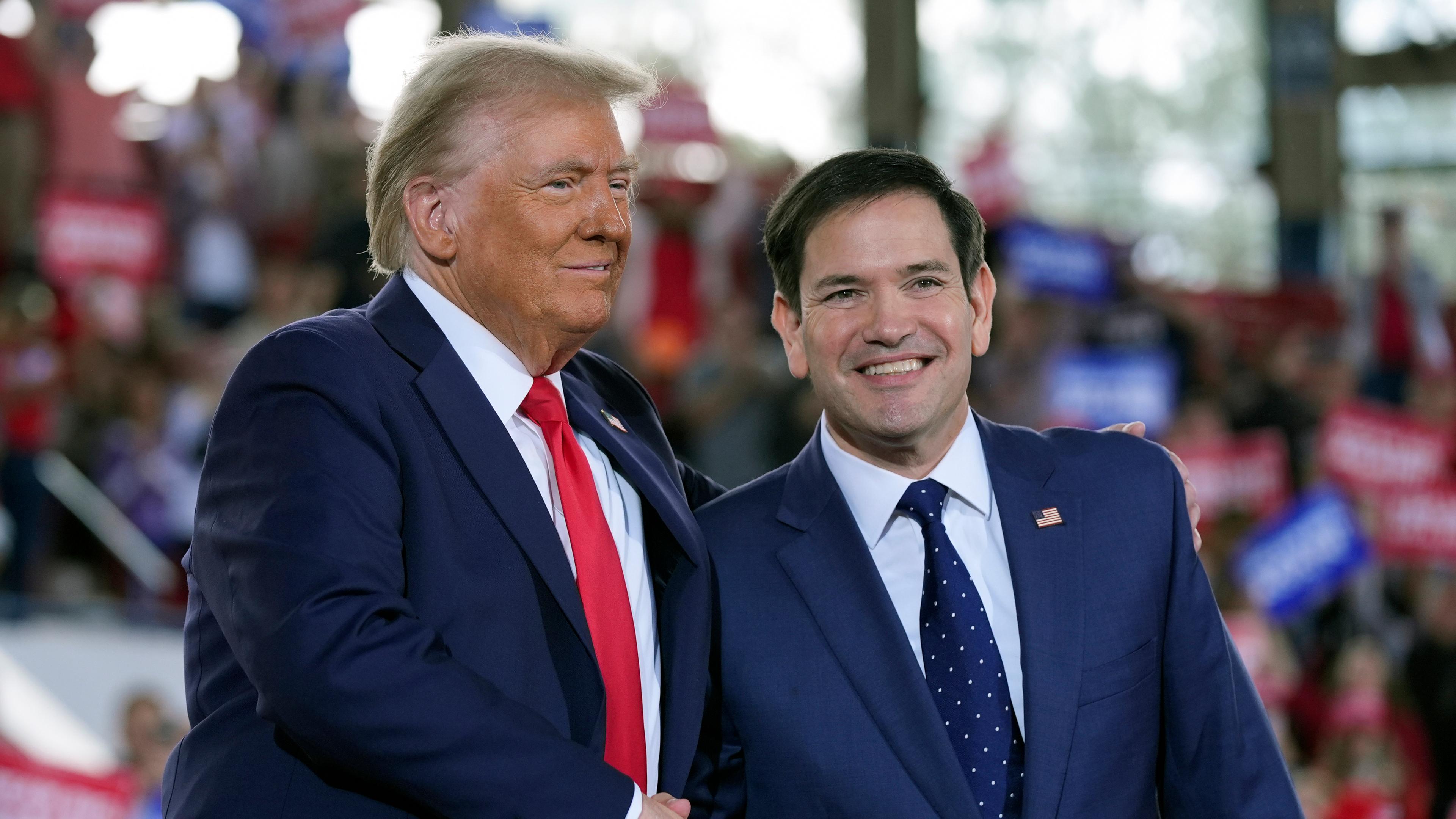 Donald Trump, begrüßt Senator Marco Rubio, während einer Wahlkampfveranstaltung in der J.S. Dorton Arena am 04.11.2024 in Raleigh, N.C.