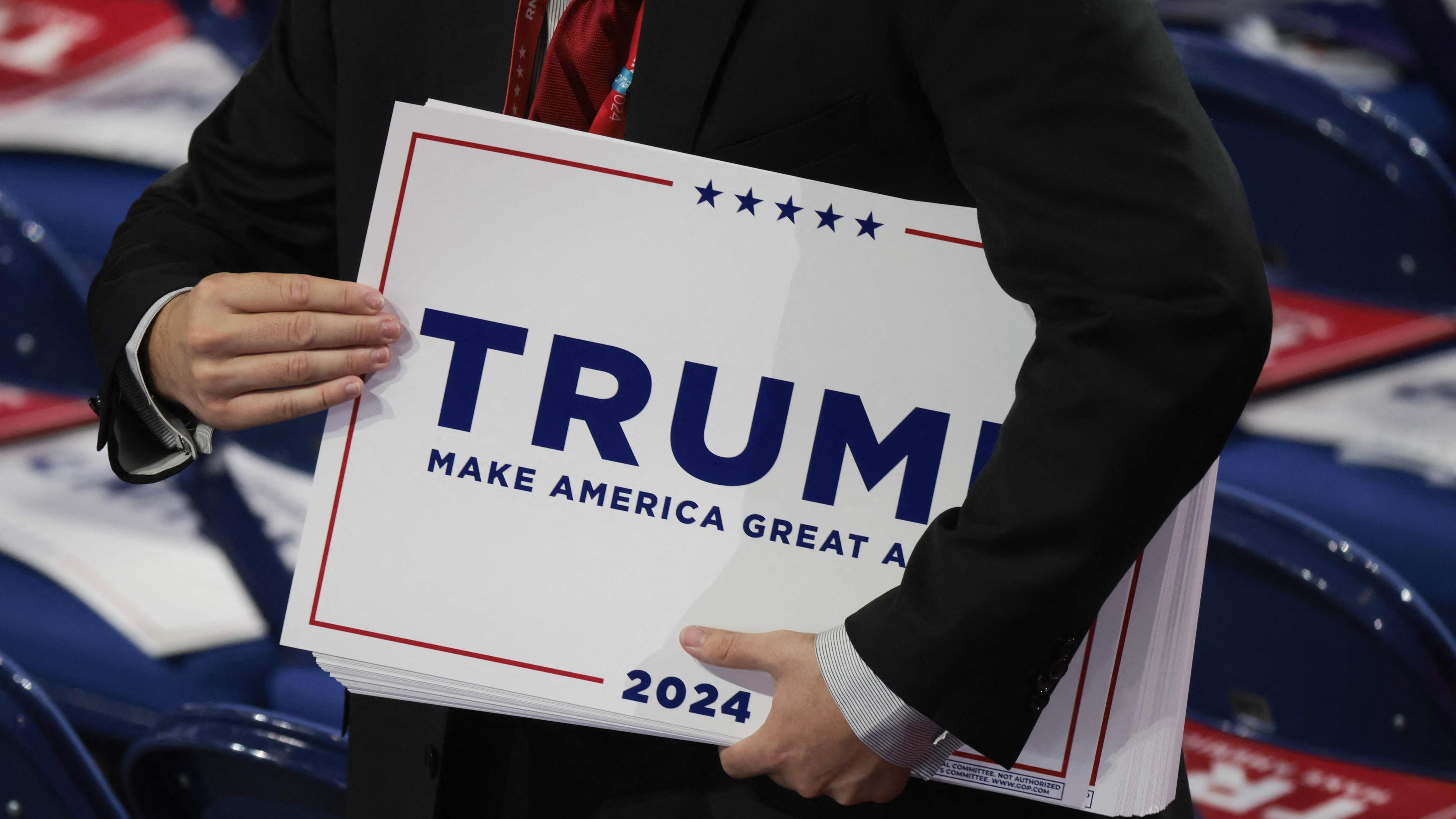 Schilder mit dem Namen Trump werden verteilt