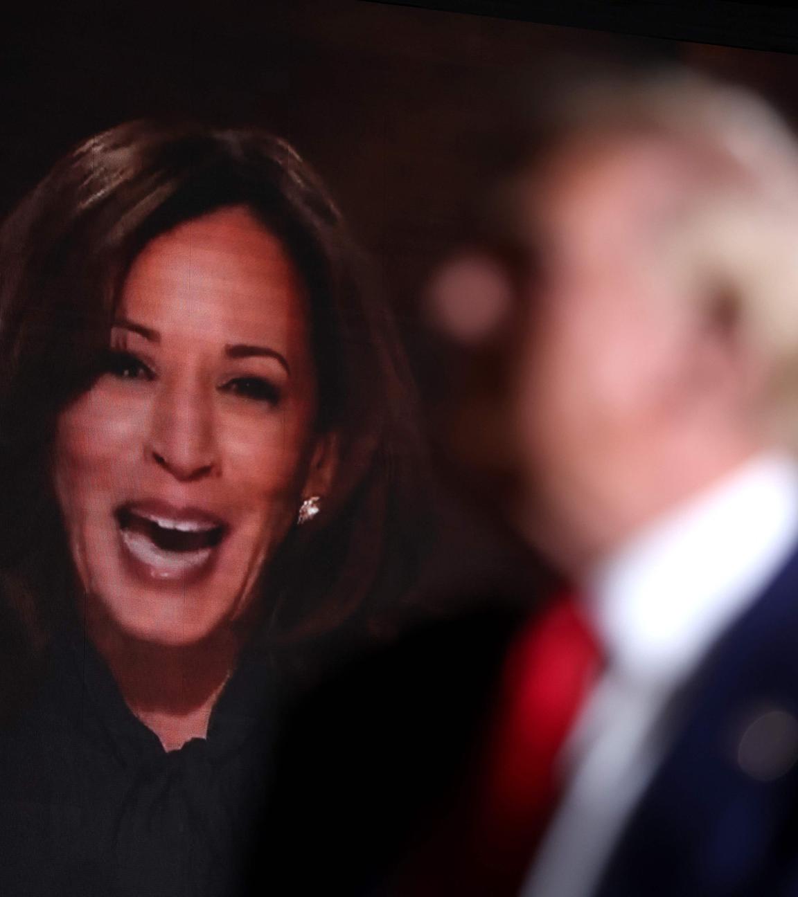 Der republikanische Präsidentschaftskandidat, der ehemalige US-Präsident Donald Trump, sieht sich ein Video von Vizepräsidentin Kamala Harris während einer Wahlkampfveranstaltung auf der Expo im World Market Center Las Vegas am 13. September 2024 in Las Vegas, Nevada an.