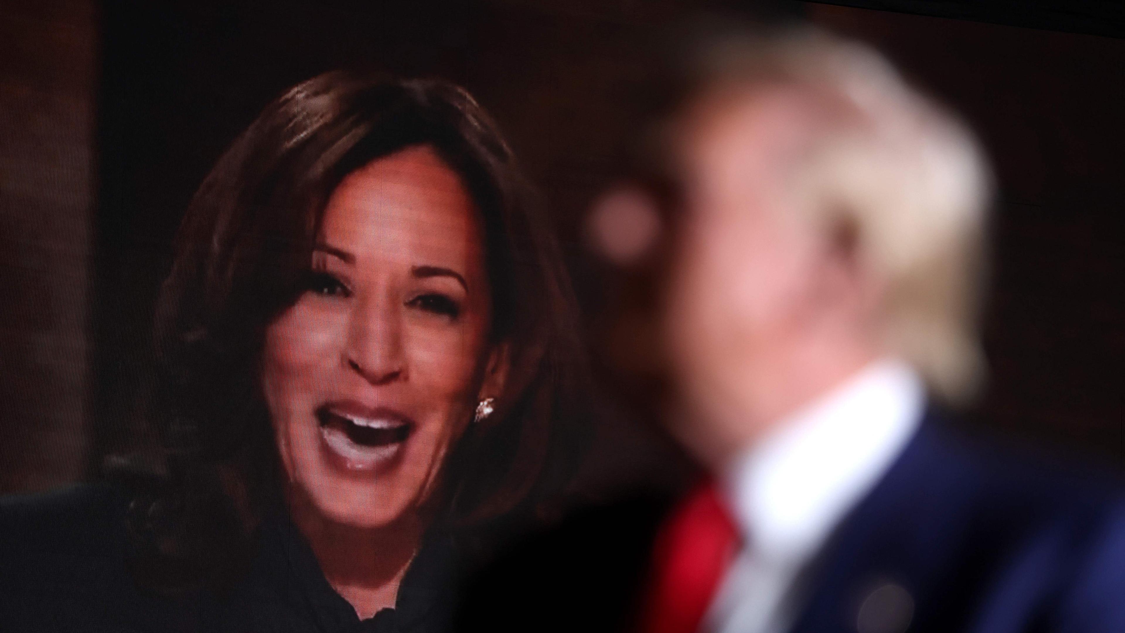 Der republikanische Präsidentschaftskandidat, der ehemalige US-Präsident Donald Trump, sieht sich ein Video von Vizepräsidentin Kamala Harris während einer Wahlkampfveranstaltung auf der Expo im World Market Center Las Vegas am 13. September 2024 in Las Vegas, Nevada an.