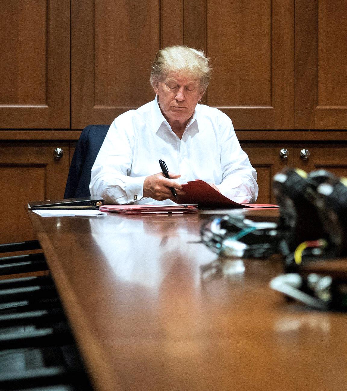 Donald Trump arbeitet am Schreibtisch