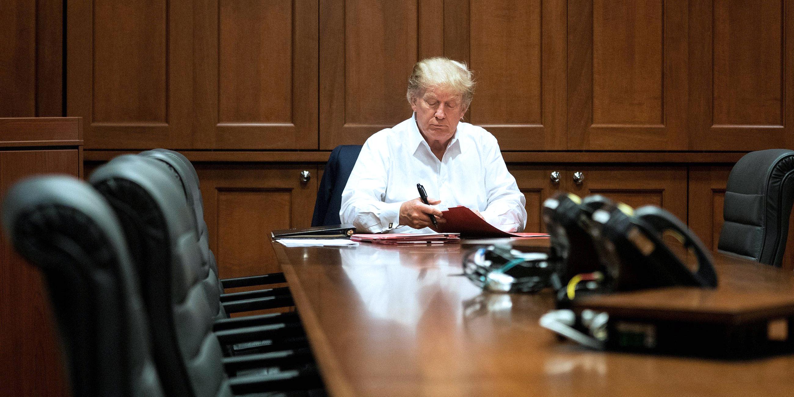 Donald Trump arbeitet am Schreibtisch