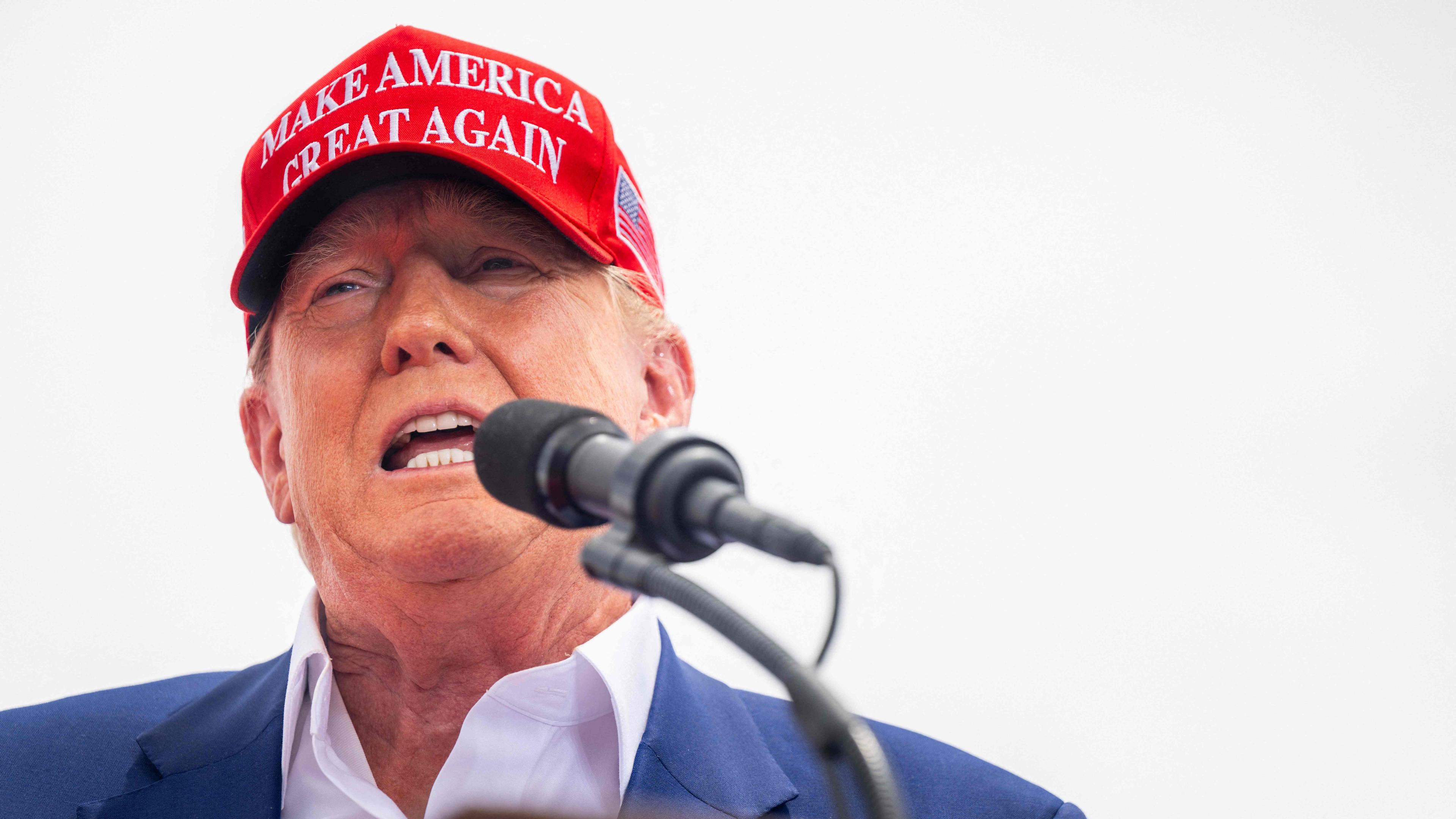 Der republikanische Präsidentschaftskandidat, der ehemalige US-Präsident Donald Trump, spricht während seiner Wahlkampfveranstaltung im Sunset Park am 9. Juni 2024 in Las Vegas, Nevada.