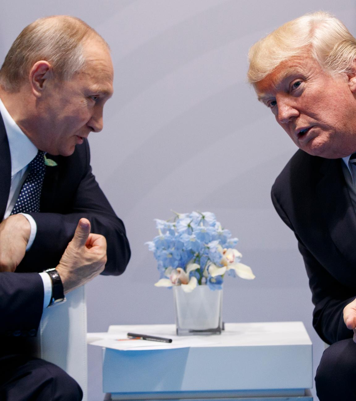 US-Präsident Donald Trump (l.) und Russlands Präsident Wladimir Putin schütteln sich die Hände, bevor sie nach einem Treffen im Präsidentenpalast in Helsinki an einer gemeinsamen Pressekonferenz teilnehmen. Archivbild