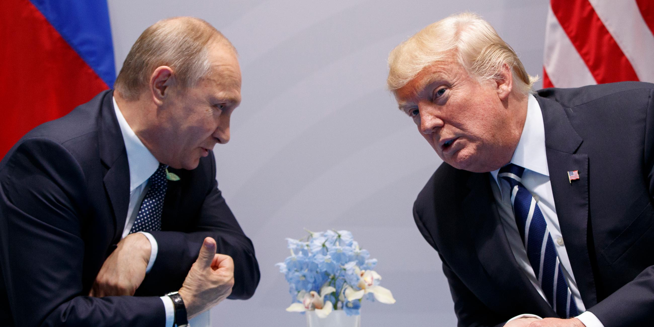 US-Präsident Donald Trump (l.) und Russlands Präsident Wladimir Putin schütteln sich die Hände, bevor sie nach einem Treffen im Präsidentenpalast in Helsinki an einer gemeinsamen Pressekonferenz teilnehmen. Archivbild