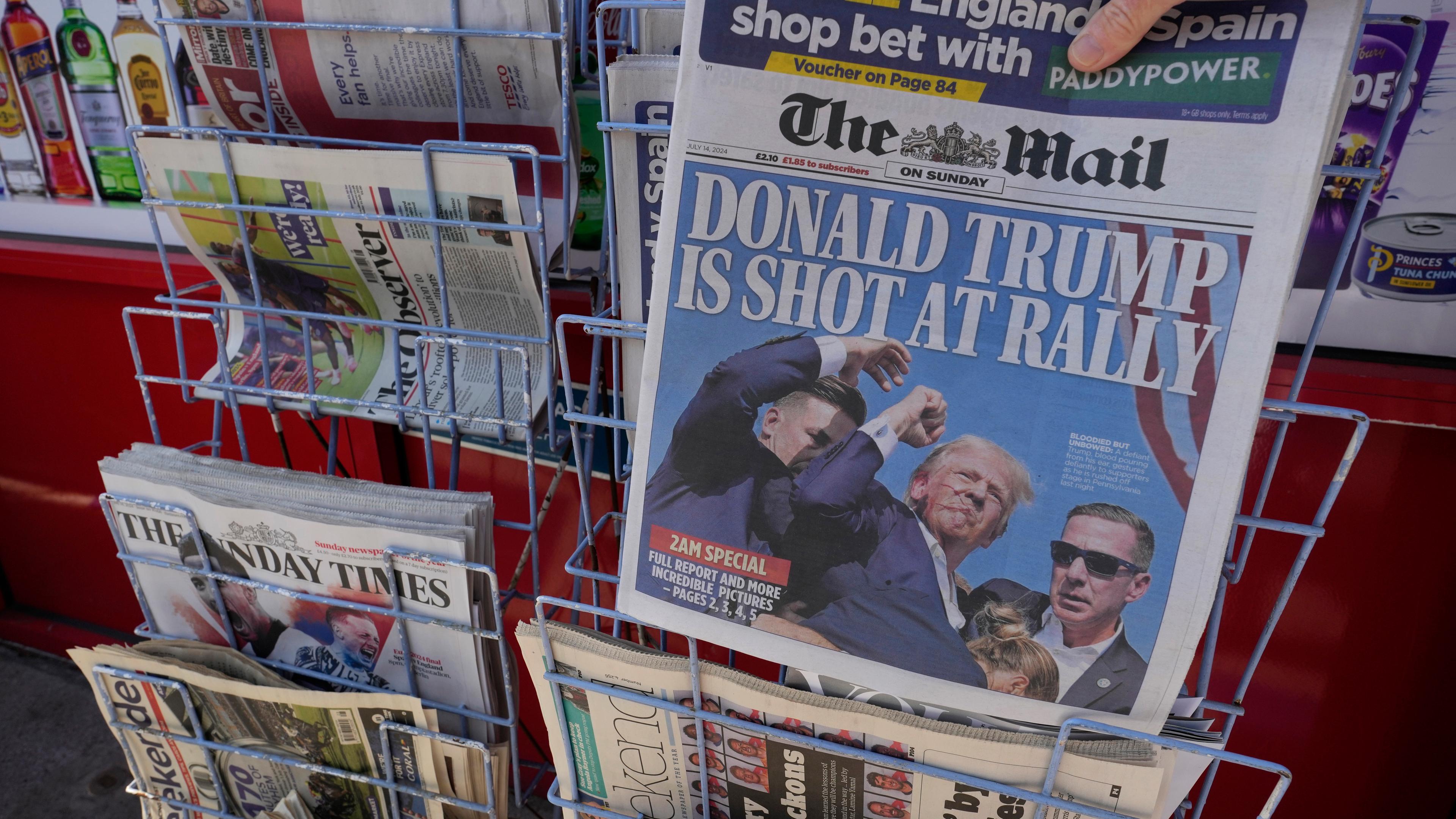 Eine Frau kauft eine Ausgabe der britischen Zeitung «Mail on Sunday» in einem Zeitungskiosk