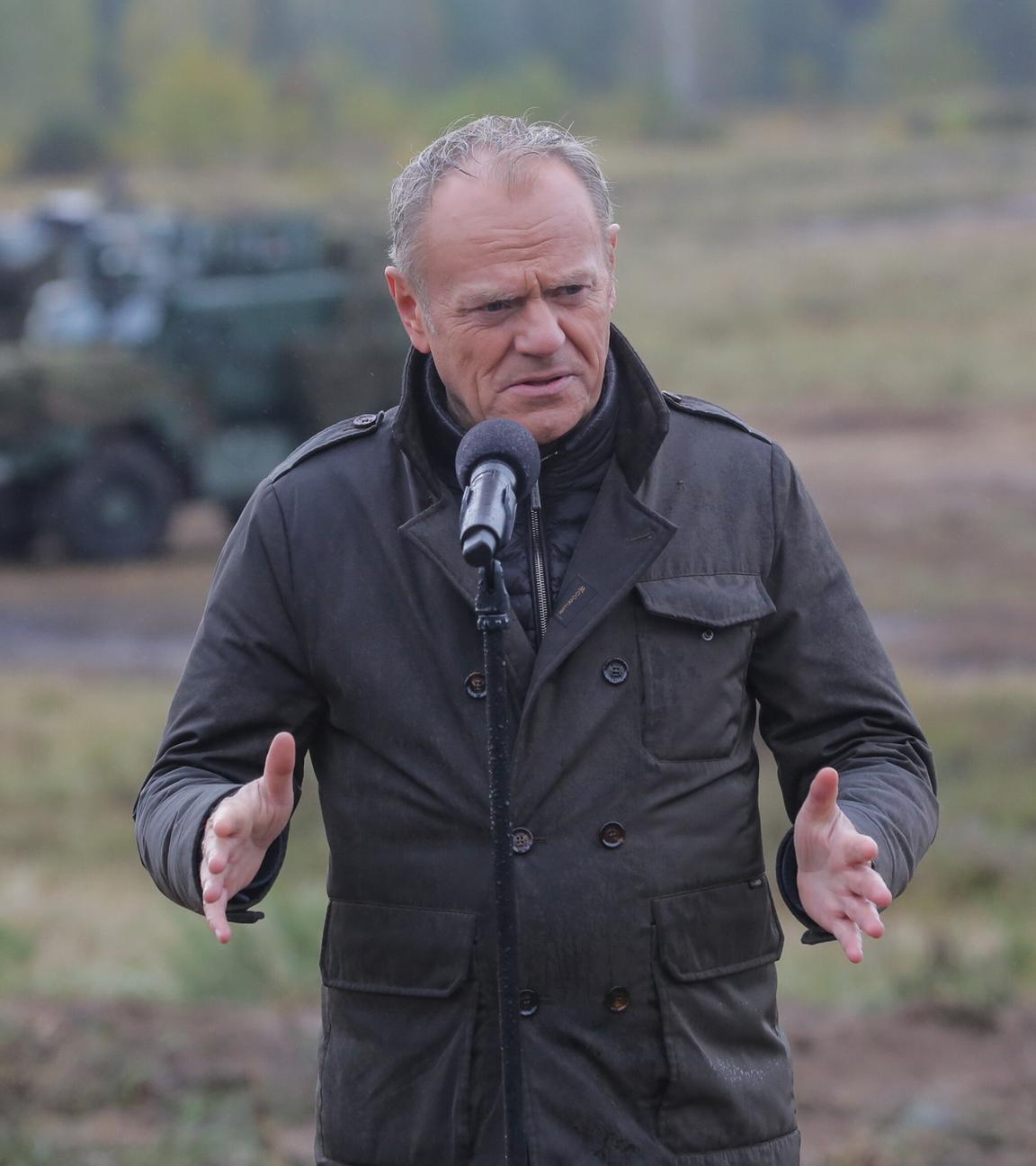 Donald Tusk spricht bei einer Pressekonferenz.