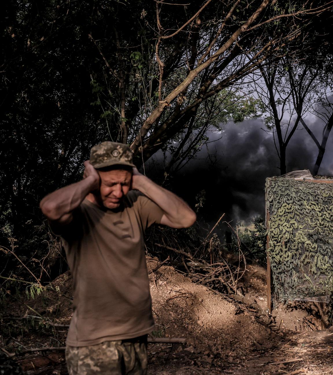 Ukrainische Soldaten bei Beschuss an der Front in Donezk