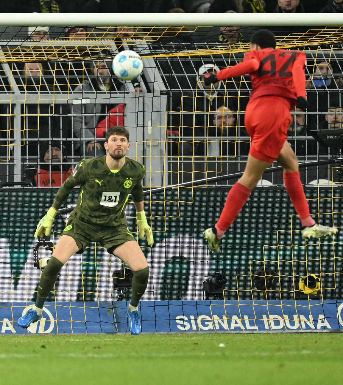 Jamal Musiala (R) köpft den Ball zum 1:1-Treffer.