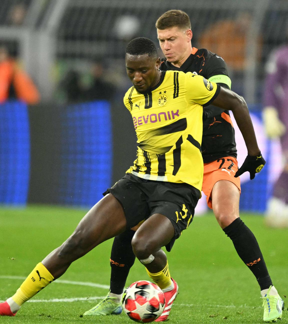 Borussia Dortmunds Stürmer #09 Sehrou Guirassy (L) und Shakhtar Donetsks Verteidiger #22 Mykola Matviyenko (R) kämpfen um den Ball.