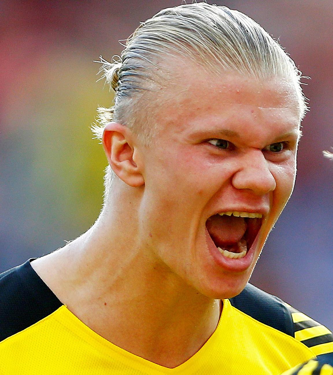 Borussia Dortmund's Erling Haaland feiert mit Julian Brandt, am 11.09.2021.