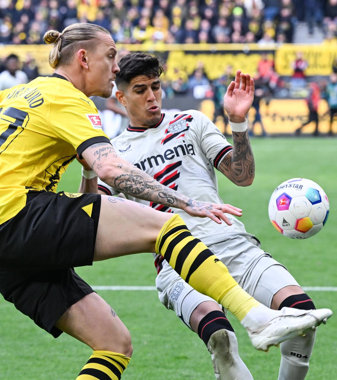 Dortmunds Marius Wolf und Leverkusens Piero Hincapie kämpfen um den Ball.
