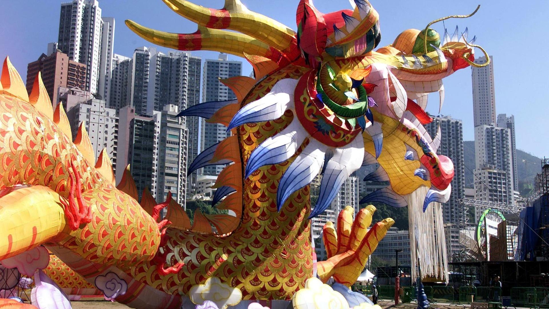 Drachenfigur vor Hochhäusern in Hongkong