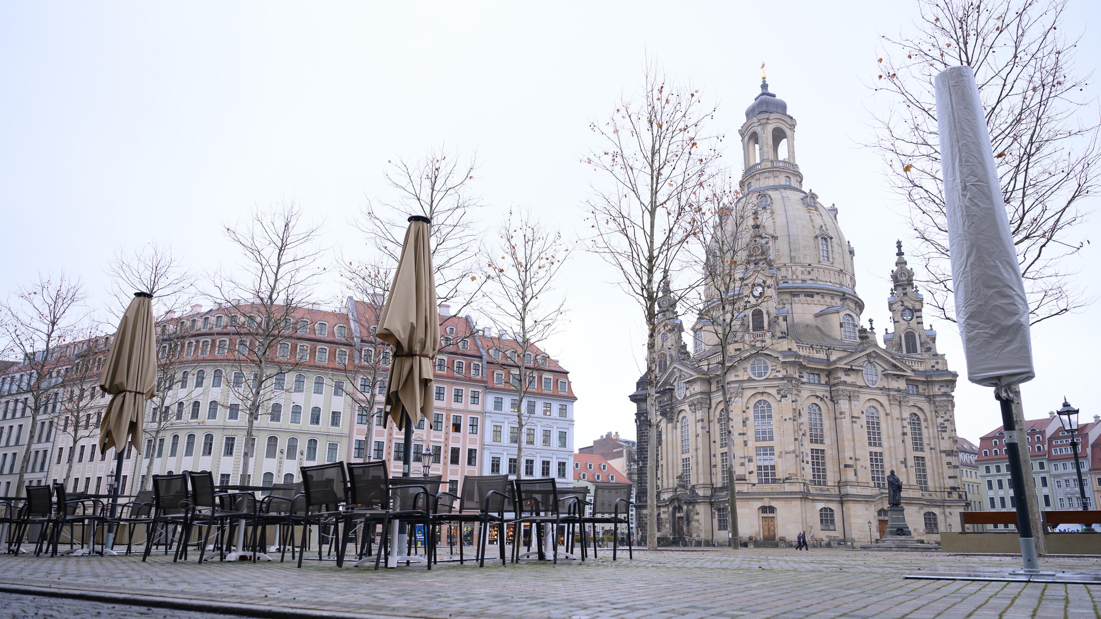 Sachsen, Dresden: Leere Tische und Stühle stehen auf dem Neumarkt vor der Frauenkirche.