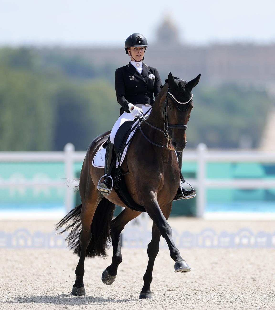 Deutschlands Jessica Bredow Werndl reitet auf ihrem Pferd Dalera beim Dressurfinale.