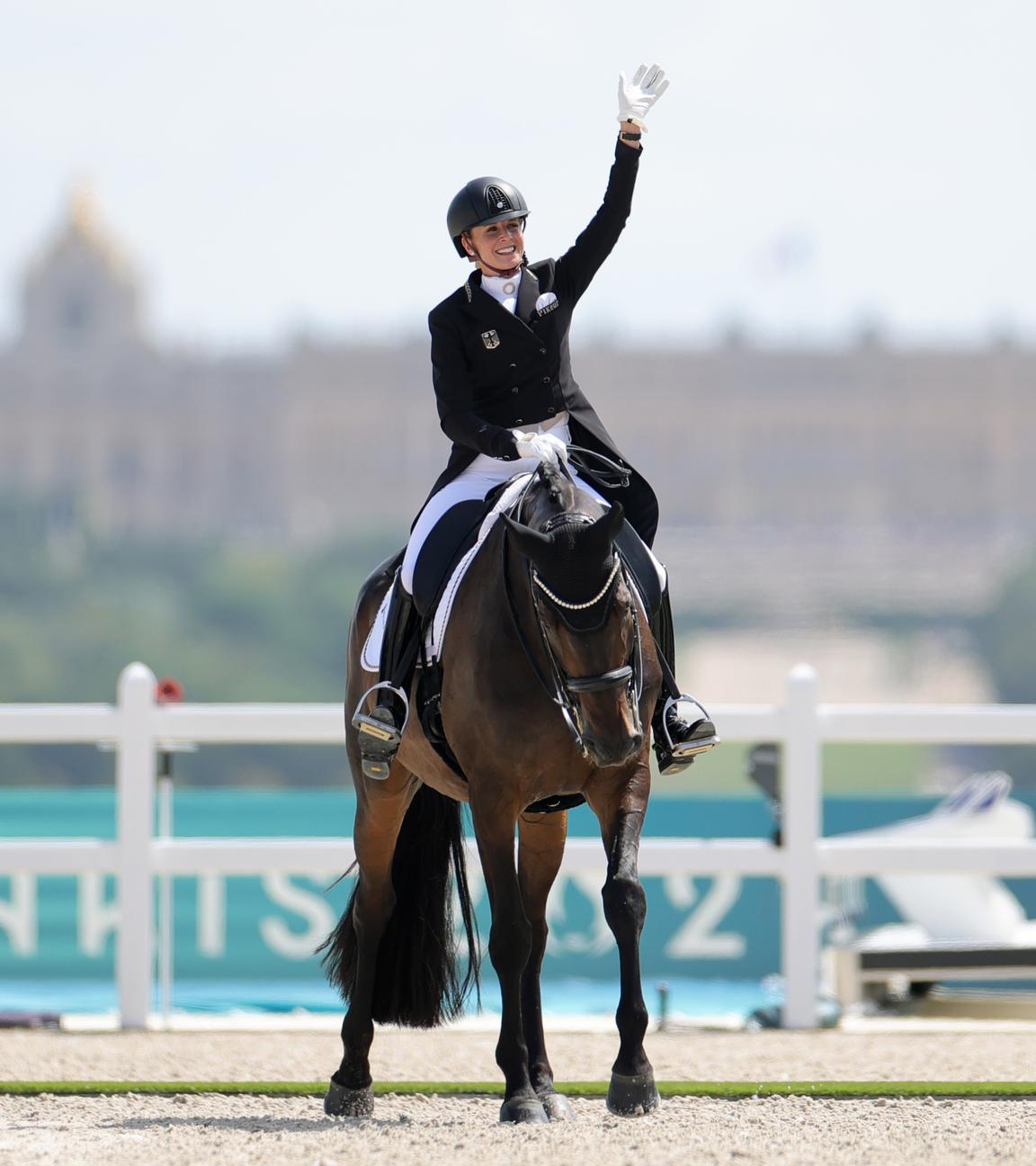 Deutschlands Jessica Bredow Werndl reitet auf ihrem Pferd Dalera beim Dressurfinale.