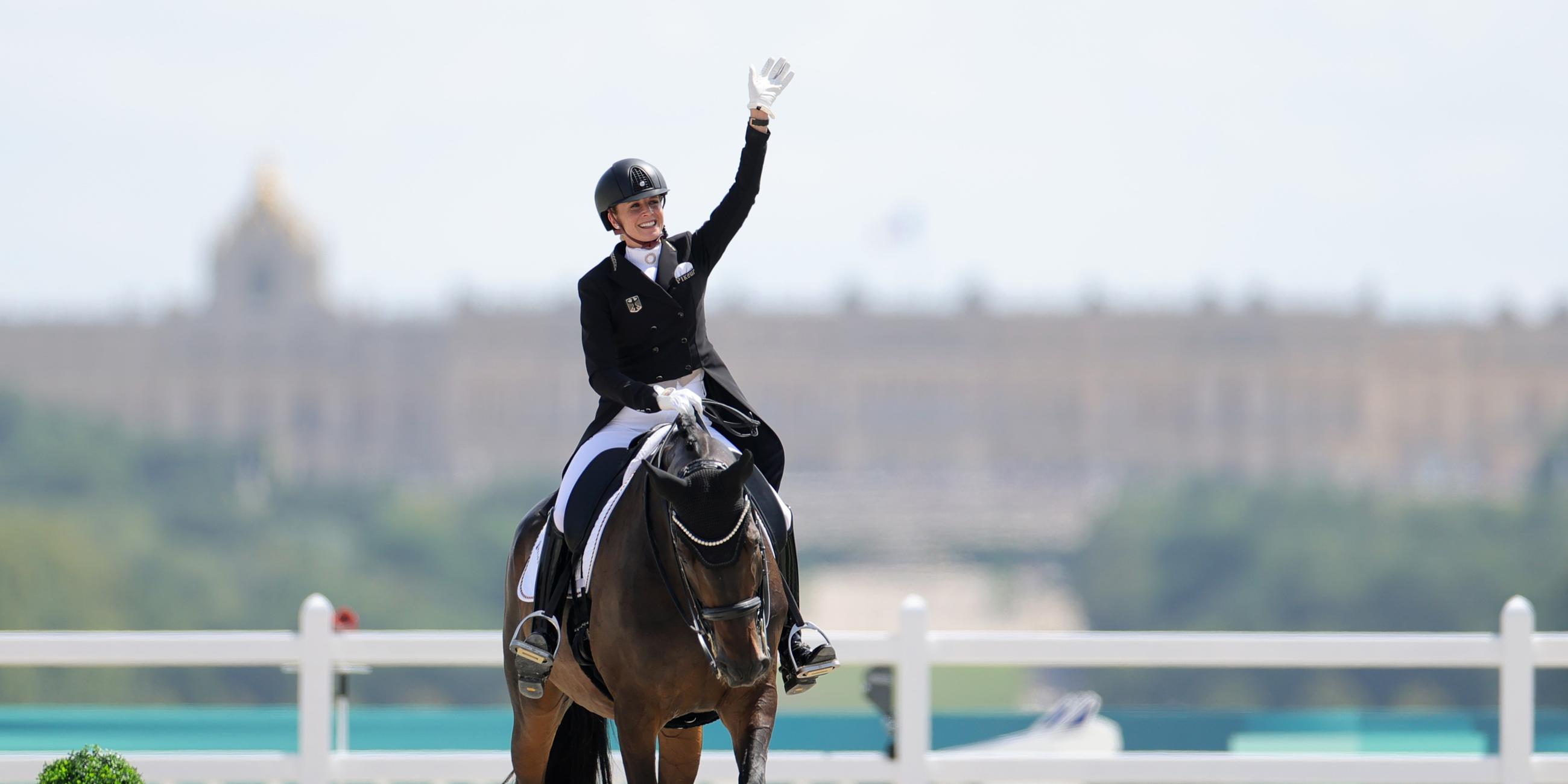 Deutschlands Jessica Bredow Werndl reitet auf ihrem Pferd Dalera beim Dressurfinale.