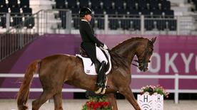 Isabell Werth beim Dressurreiten bei den Olympischen Spielen 2021 in Tokio.