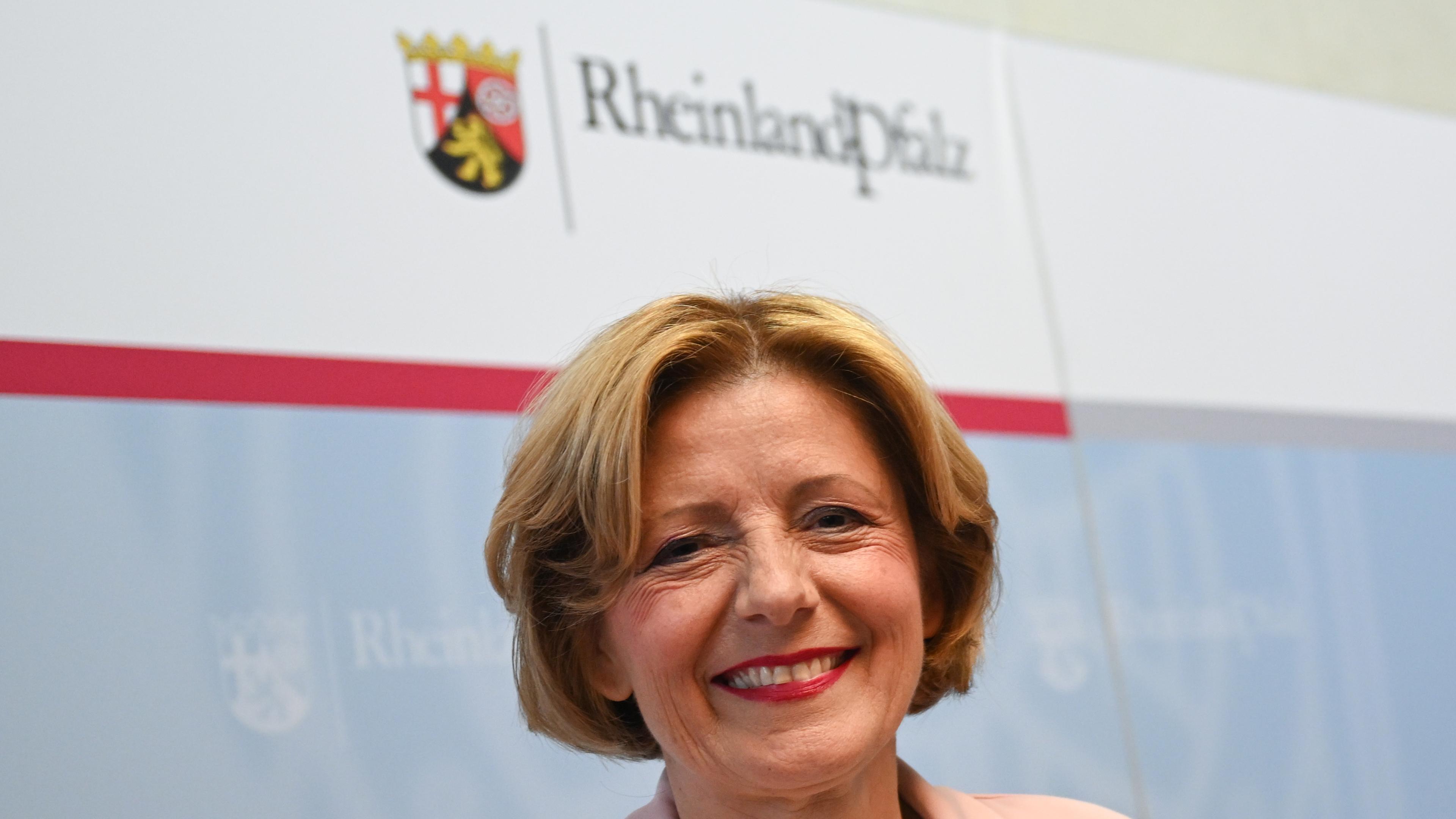 Nahaufnahme von Dreyer auf der Pressekonfernz zu ihrem Rücktritt