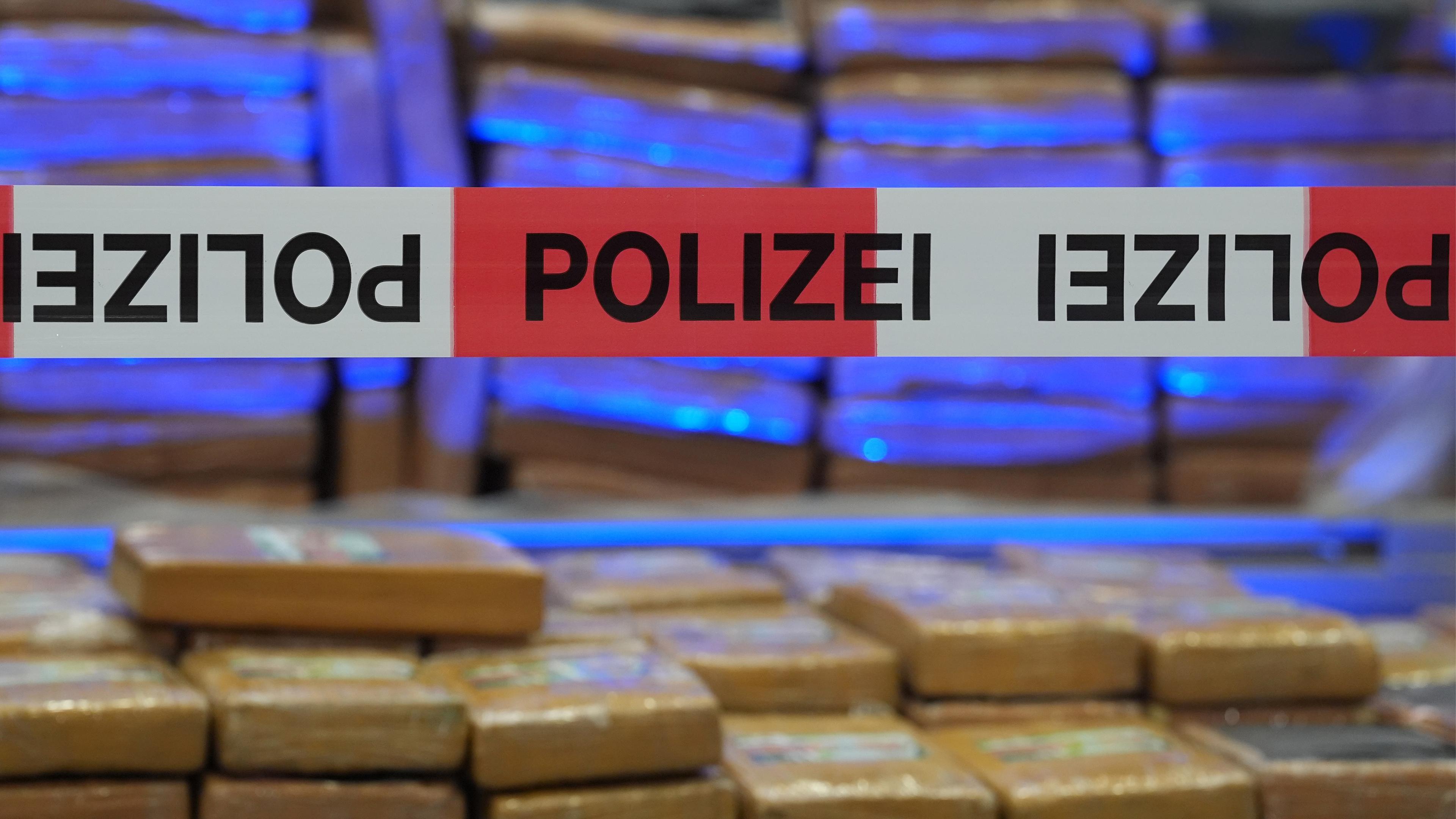 Hamburg: Sichergestellte Kokain-Päckchen liegen während einer Pressekonferenz im Polizeipräsidium auf einer Palette. Archivbild