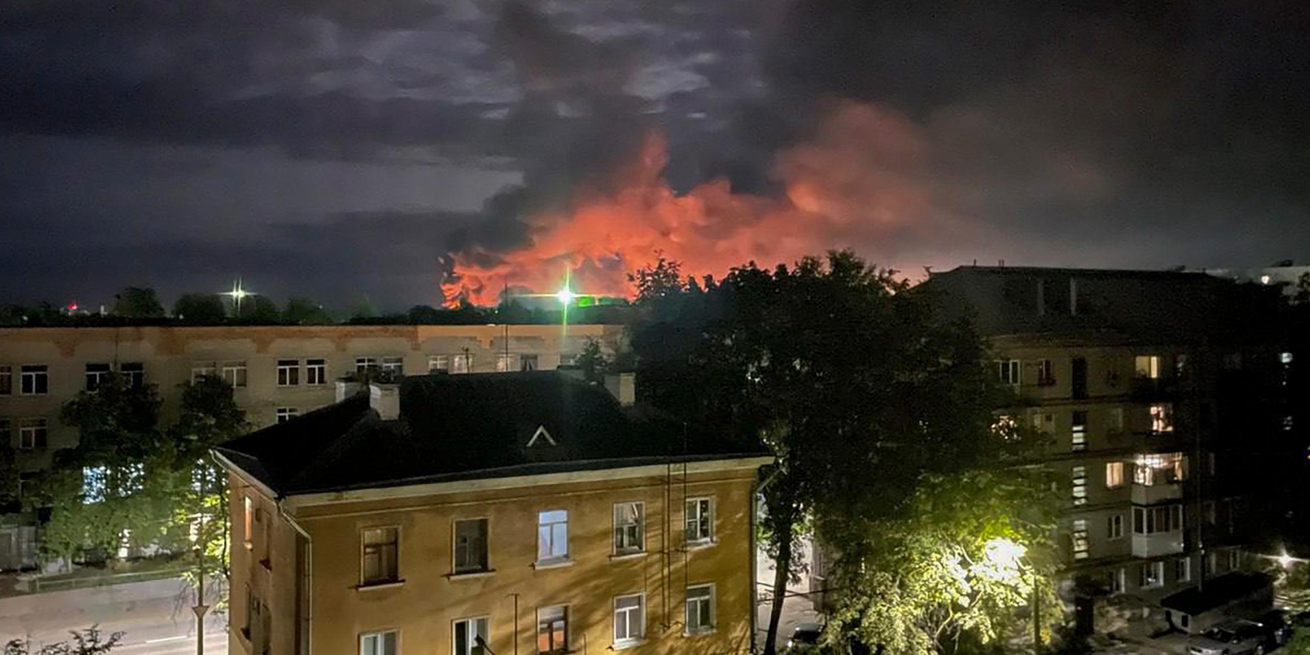 Rauchschwaden und Explosionen in der Region Pskow am 30.08.2023.