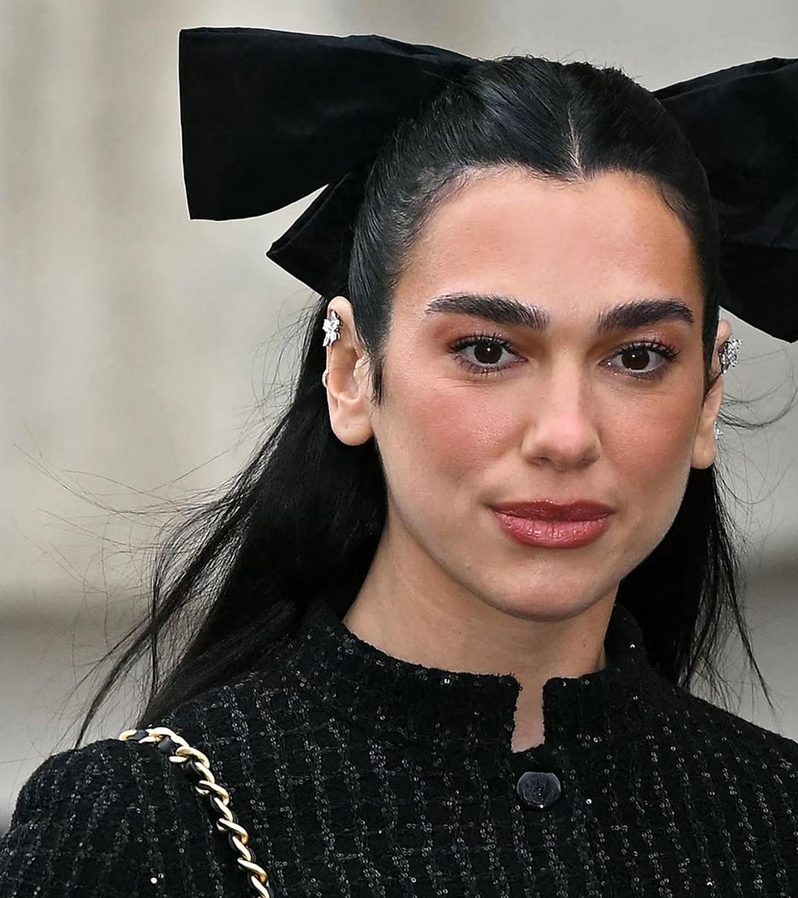 Die Sängerin Dua Lipa in Paris bei der Fashion Show von Chanel. 